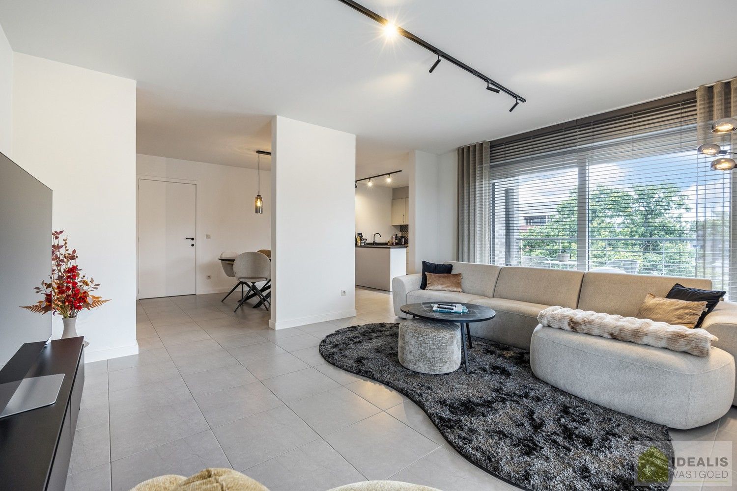 IDEALIS VASTGOED – PERFECT ONDERHOUDEN INSTAPKLAAR APPARTEMENT met een bewoonbare oppervlakte van 91m² bestaande uit een prachtige leefruimte, 2 zeer ruime slaapkamers, een aangenaam terras en ondergrondse parkeerplaats! Het appartement is gelegen in hartje Pelt op wandelafstand van horeca, shopping en openbaar vervoer! foto 14