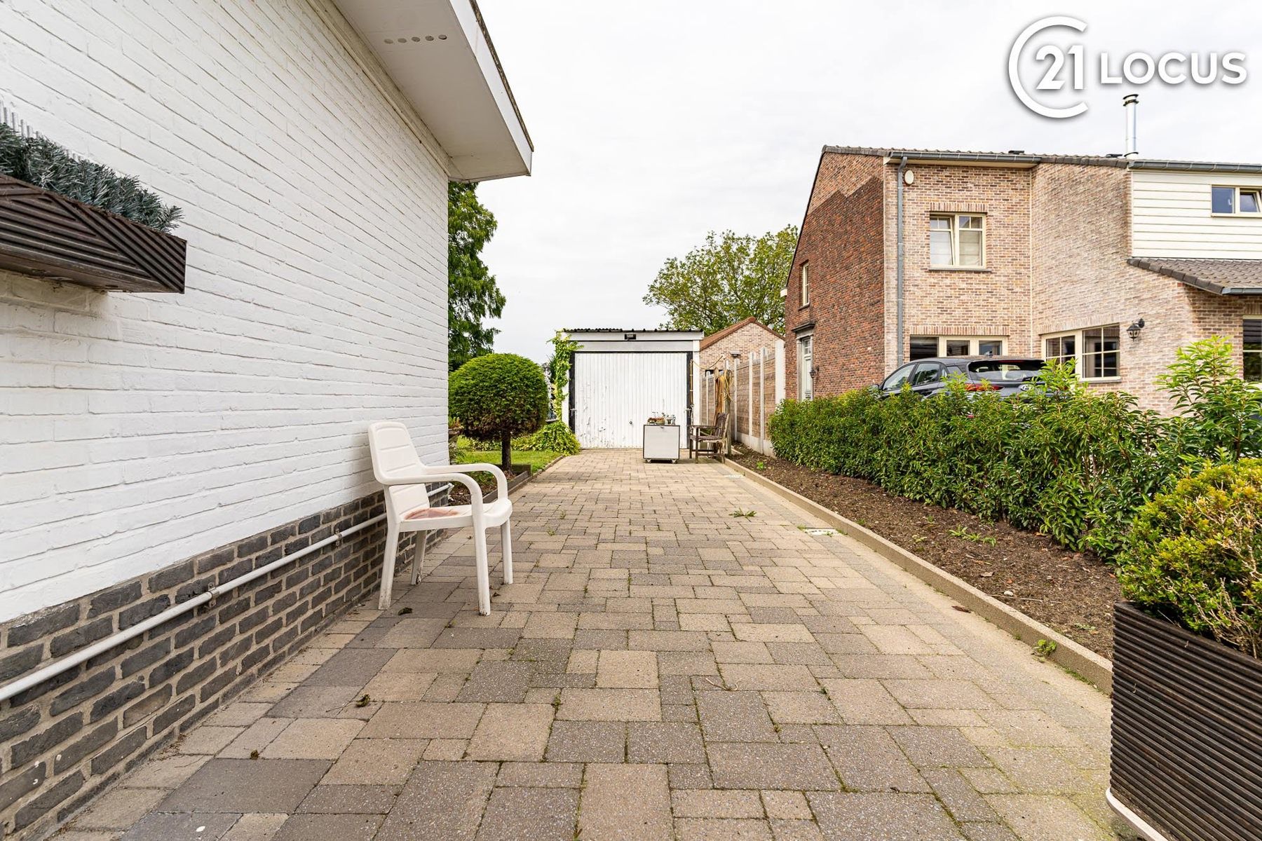 Ruime woning op 1.195 m² grond met tuin, veranda en garages foto 14