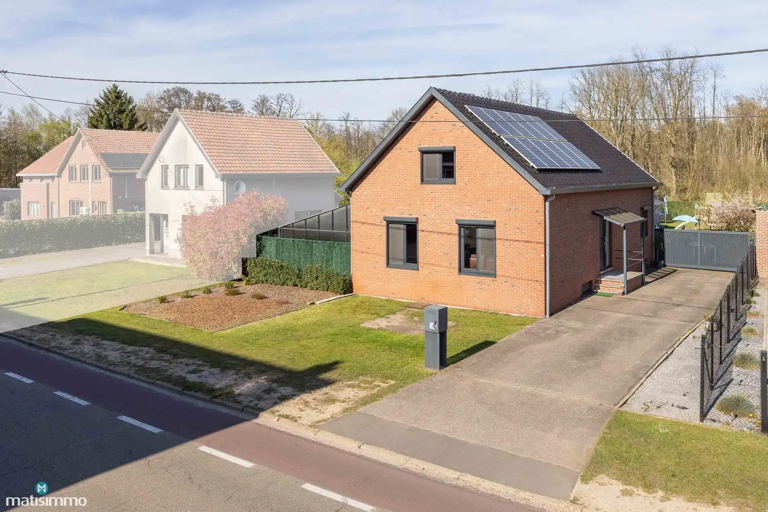 RUIME WONING MET 4 SLAAPKAMERS GELEGEN OP EEN RUSTIGE DOCH CENTRALE LOCATIE TE GENK foto {{pictureIndex}}