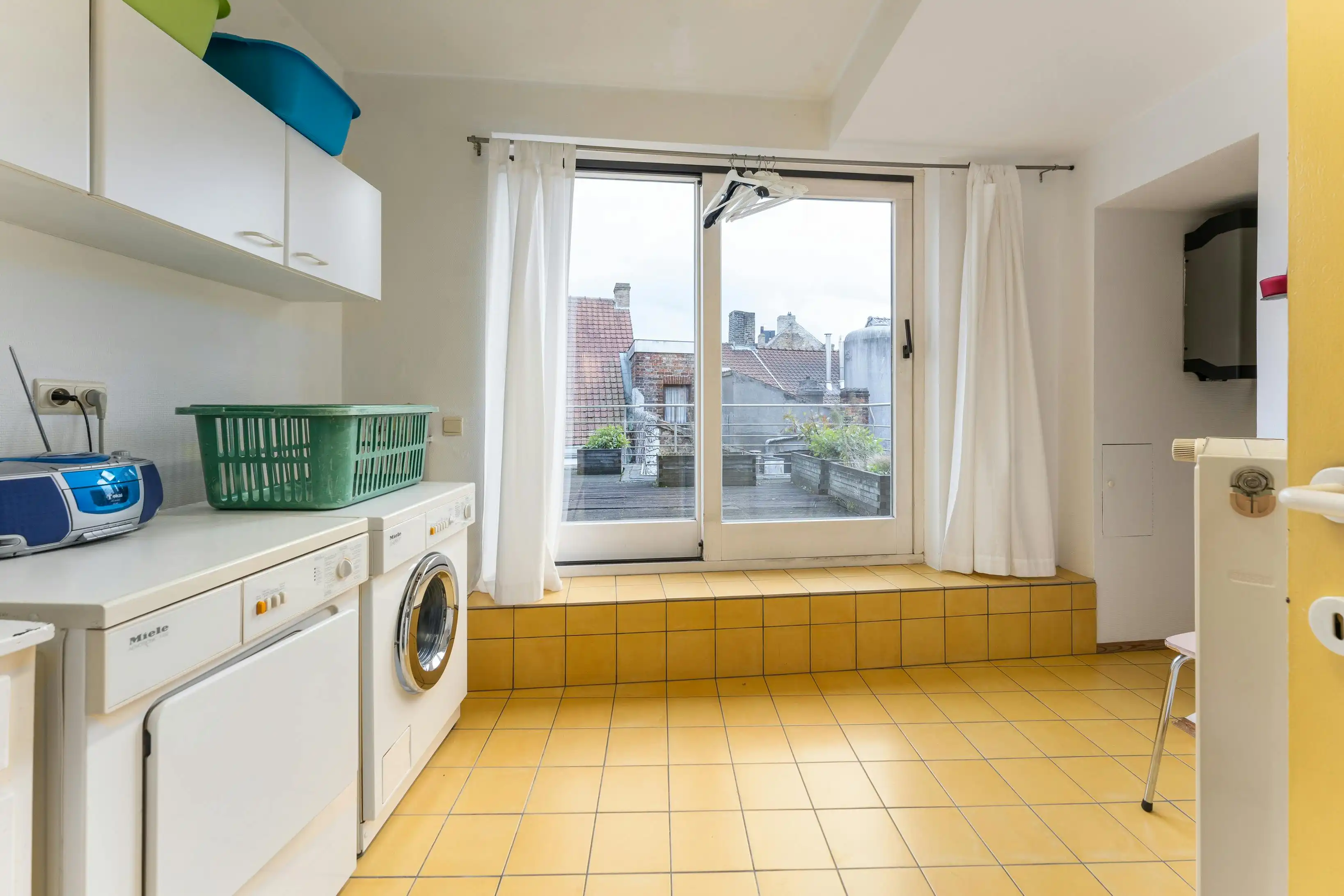 Ruime woning met handelsgelijkvloers en appartement in het centrum van Veurne. foto 17