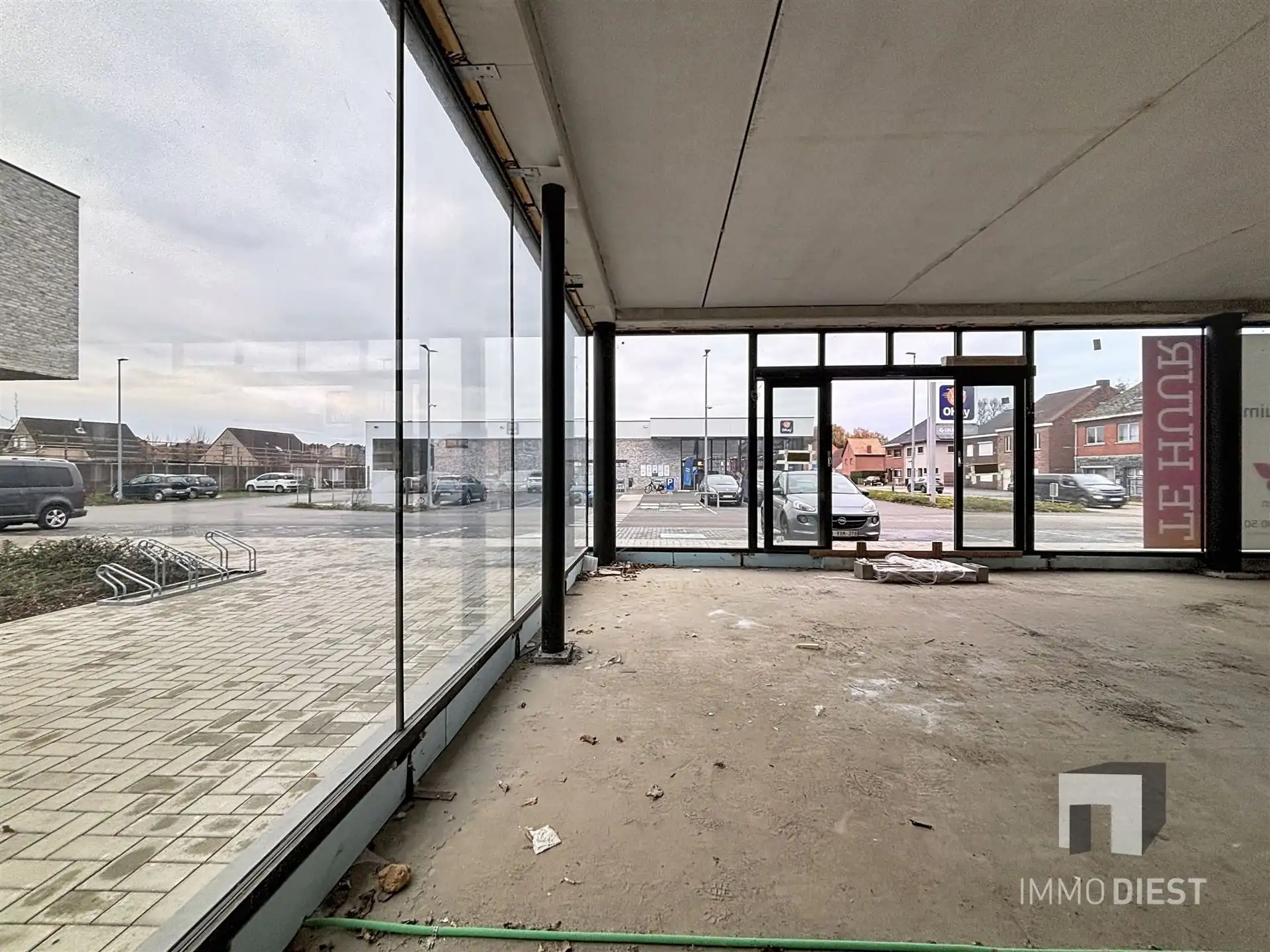 Commercieel Gebouw van 374m2 op toplocatie met parking! foto 12