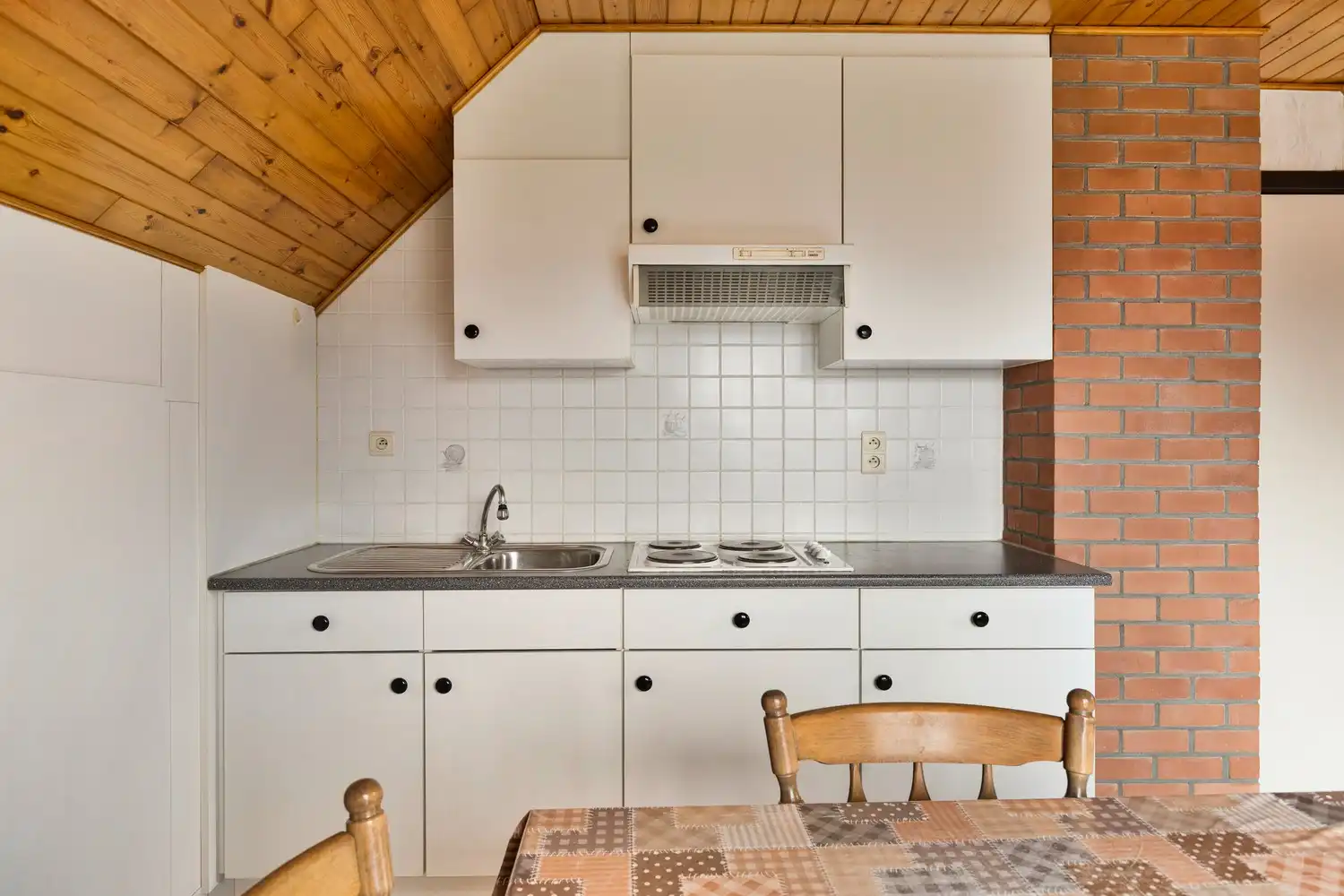 Halfopen bouwgrond met goed ingerichte dubbele garage foto 13