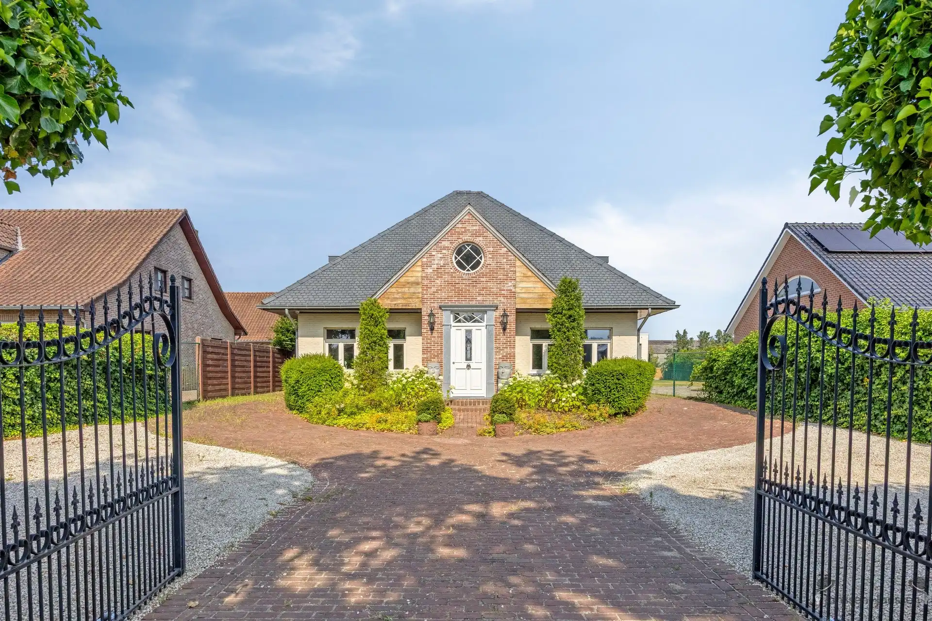 Sfeervolle villa met 5 slaapkamers, zwembad, veranda en uniek verhuurpotentieel  foto {{pictureIndex}}