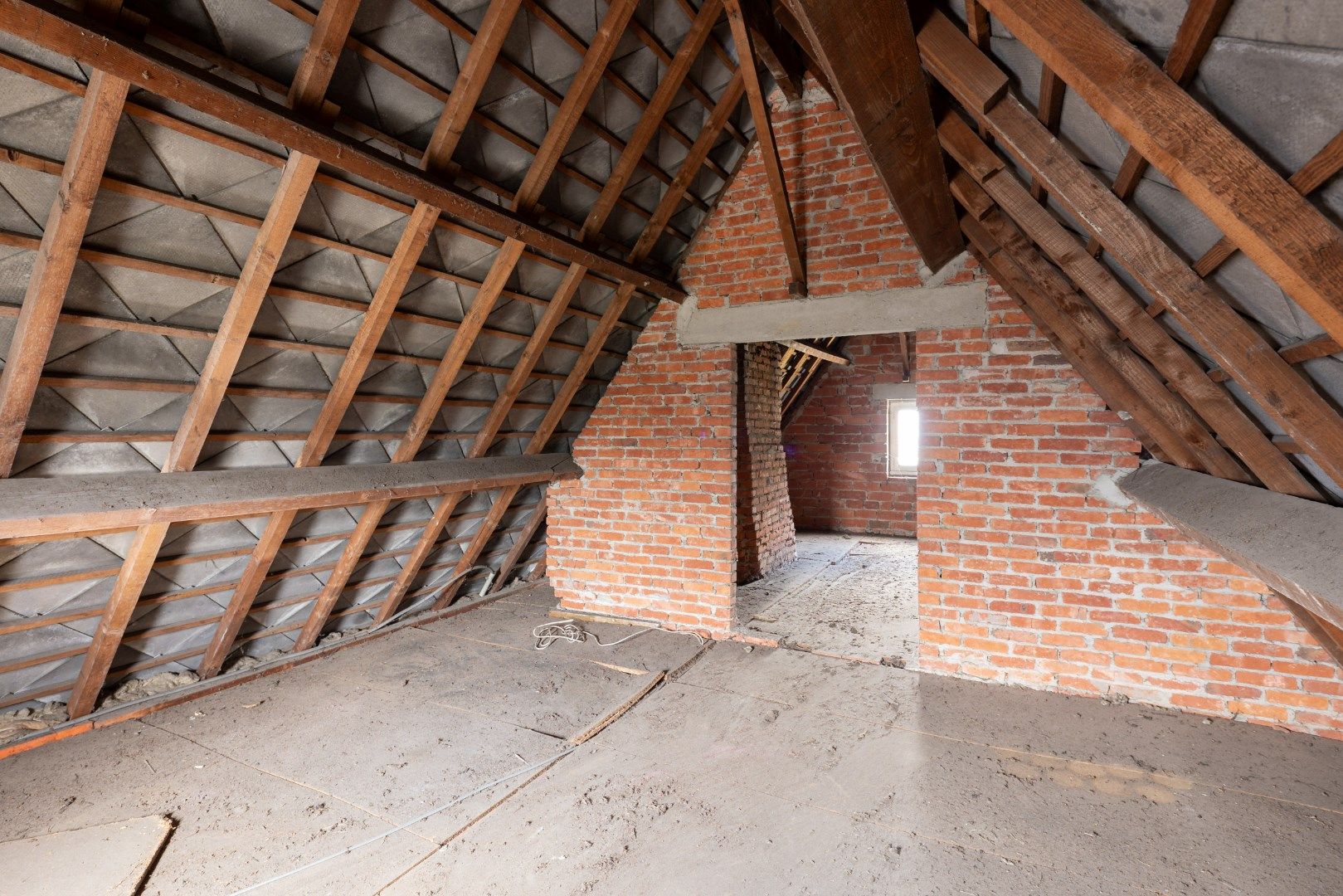 Deze ruime, te renoveren woning wordt verkocht. foto 30