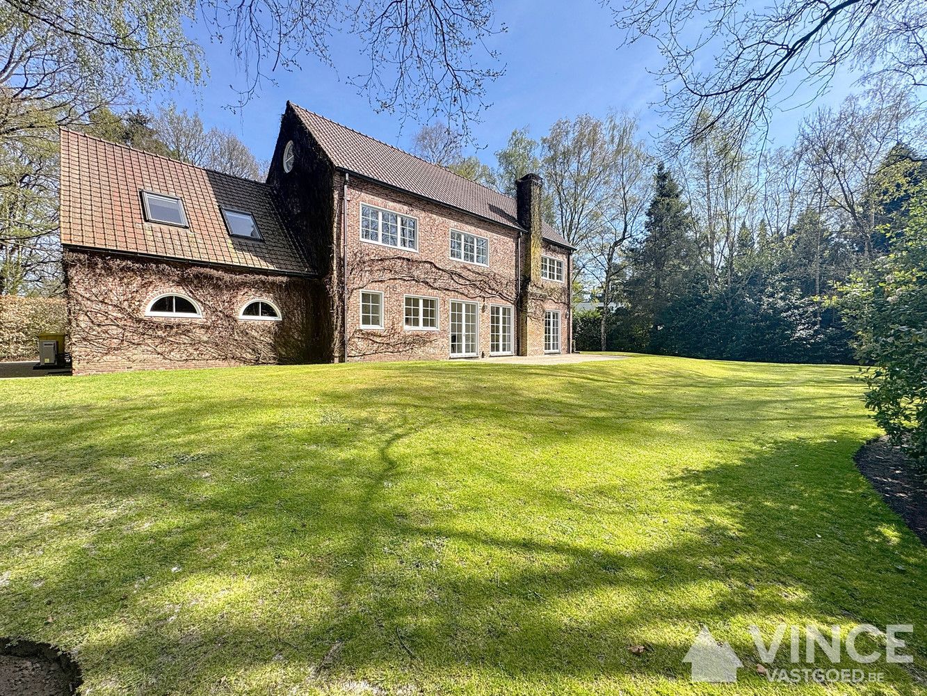Prachtige villa in een rustige straat, omringd door groen foto 31