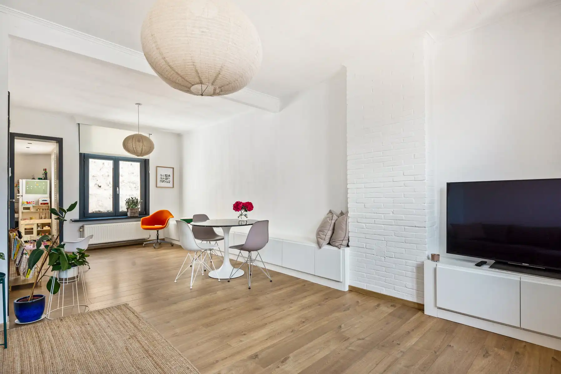 Een verrassend ruime woning met garage en zonnige koer foto {{pictureIndex}}