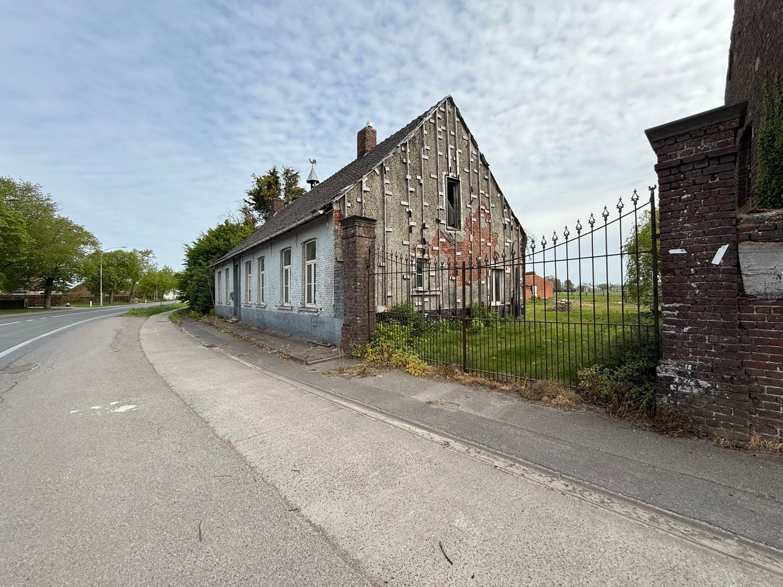 Te renoveren hoeve met woning en verschillende bijgebouwen foto 15