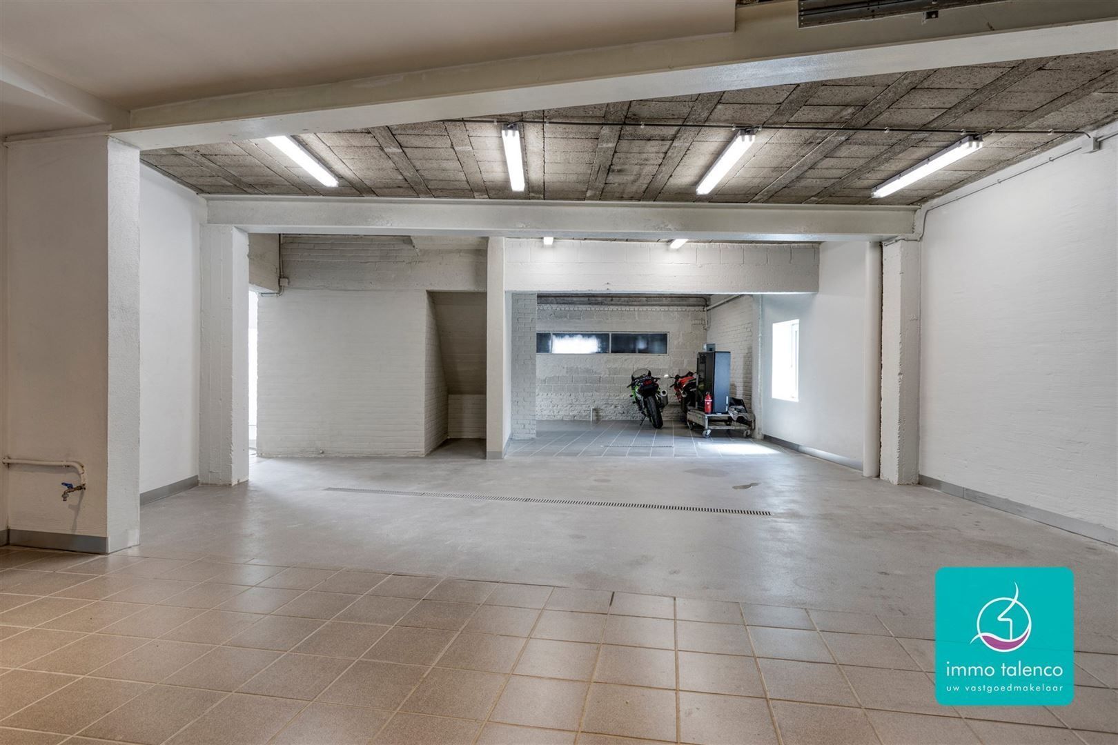Showroom / loods / kantoorruimte / winkel op 6 a 15 ca - 565 m² foto 15