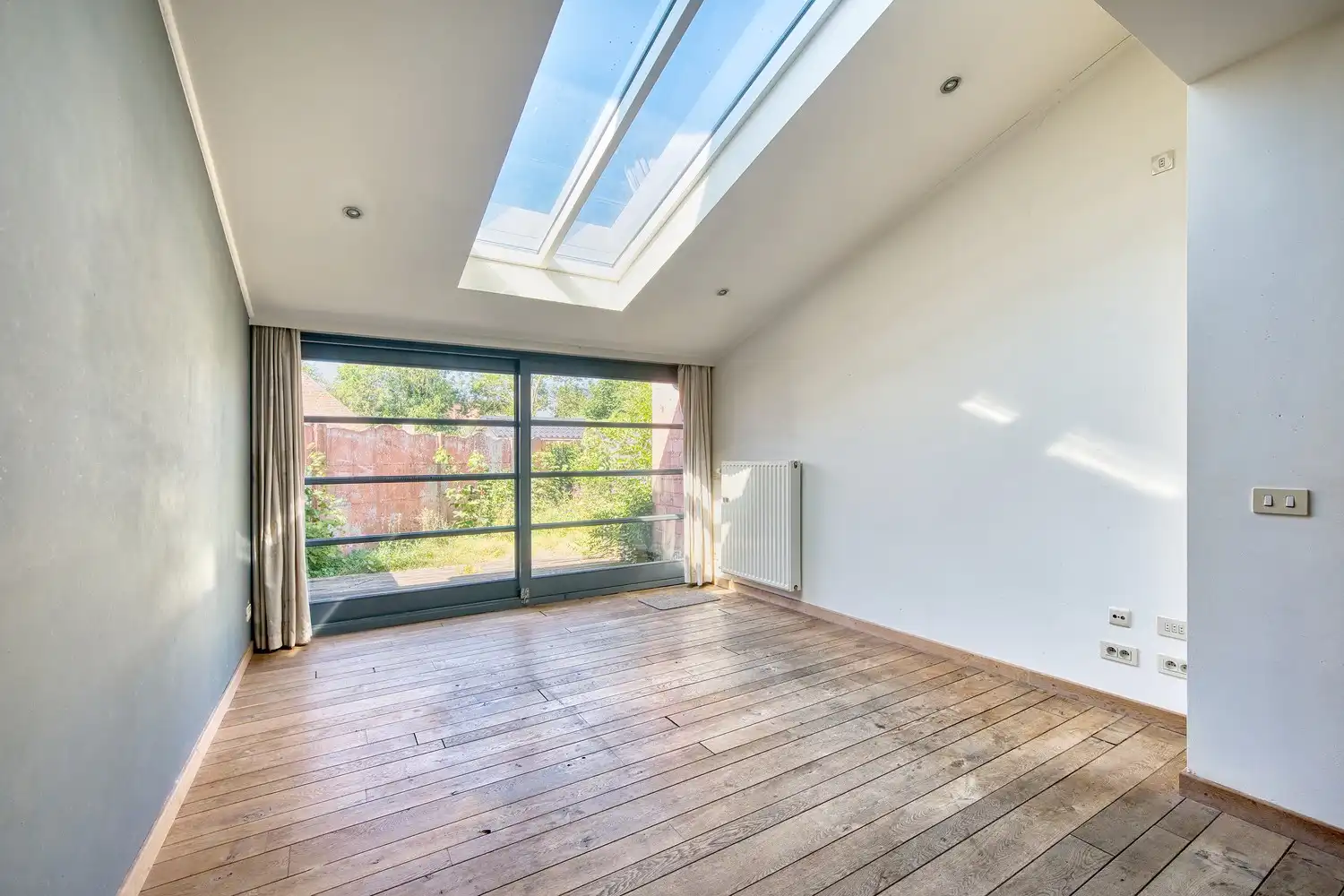 Assebroek, leuk ENERGIEZUINIG gezellig &nbsp;instapklaar woonhuis met 3 SLAAPKAMERS en tuintje foto {{pictureIndex}}