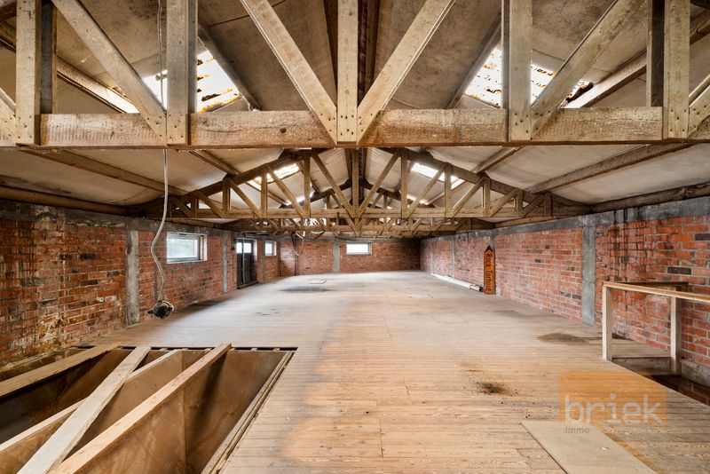 Midden-West-Vlaanderen : authentiek en origineel industrieel loftgebouw met open landelijk zicht foto 8