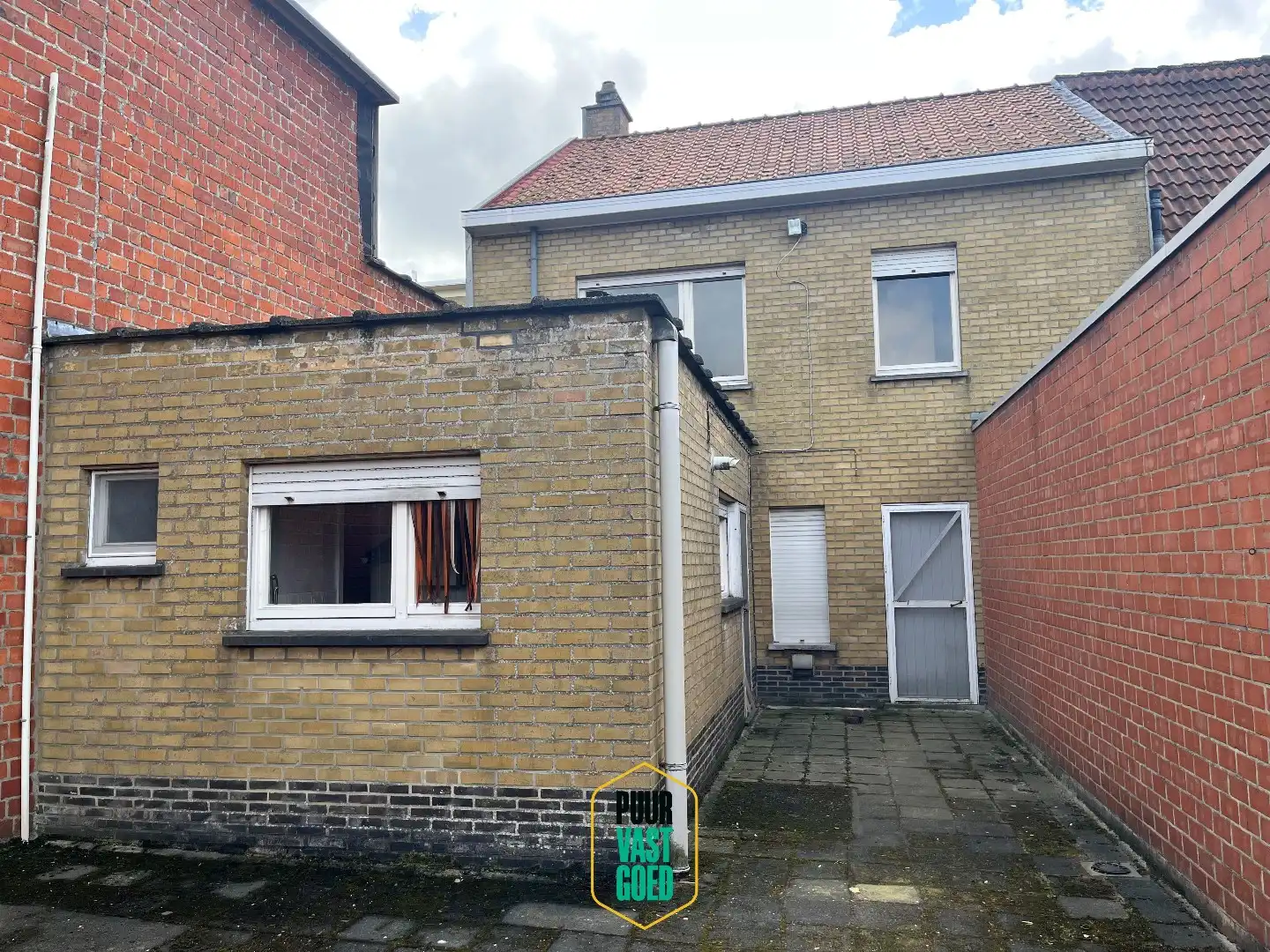 Vlot bereikbare en degelijke woning met tuin, garage en dubbele oprit. foto 2