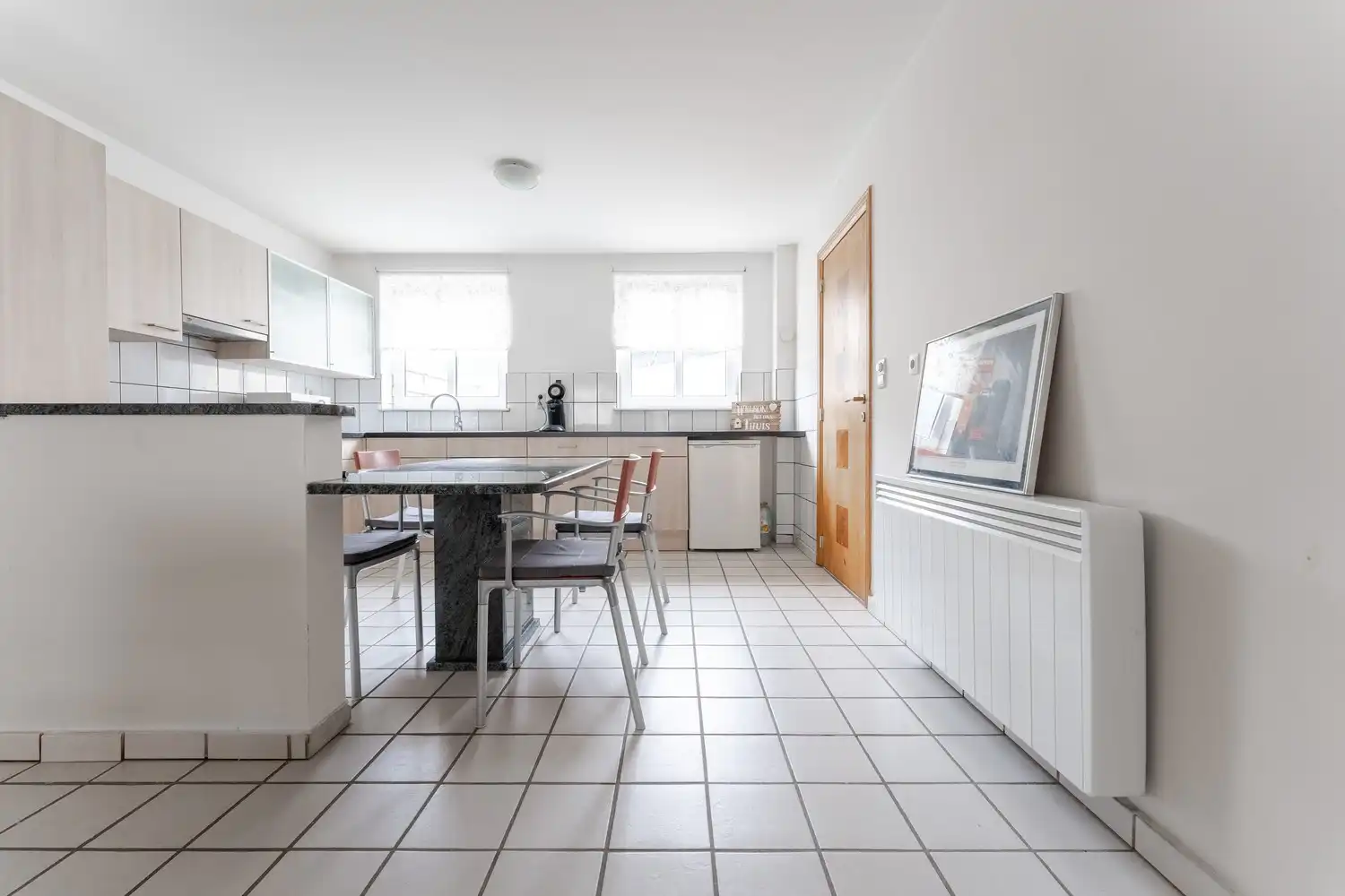 Ruim gelijkvloers appartement met 2 slaapkamers en garagebox nabij het centrum van Bree. foto 5