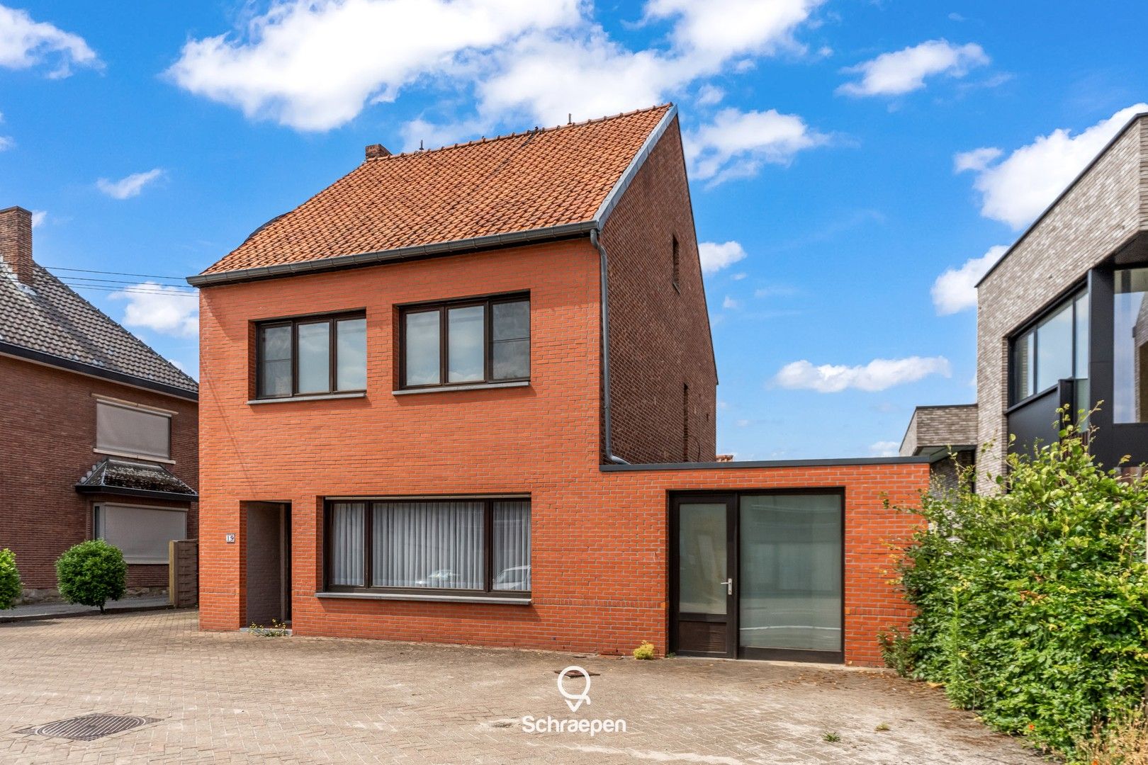 Op te frissen tweewoonst (350m²) op perceel van circa 7 are te Zonhoven-centrum! foto {{pictureIndex}}