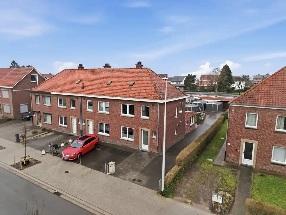INSTAPKLARE WONING MET TWEE GARAGES IN TONGEREN foto 2