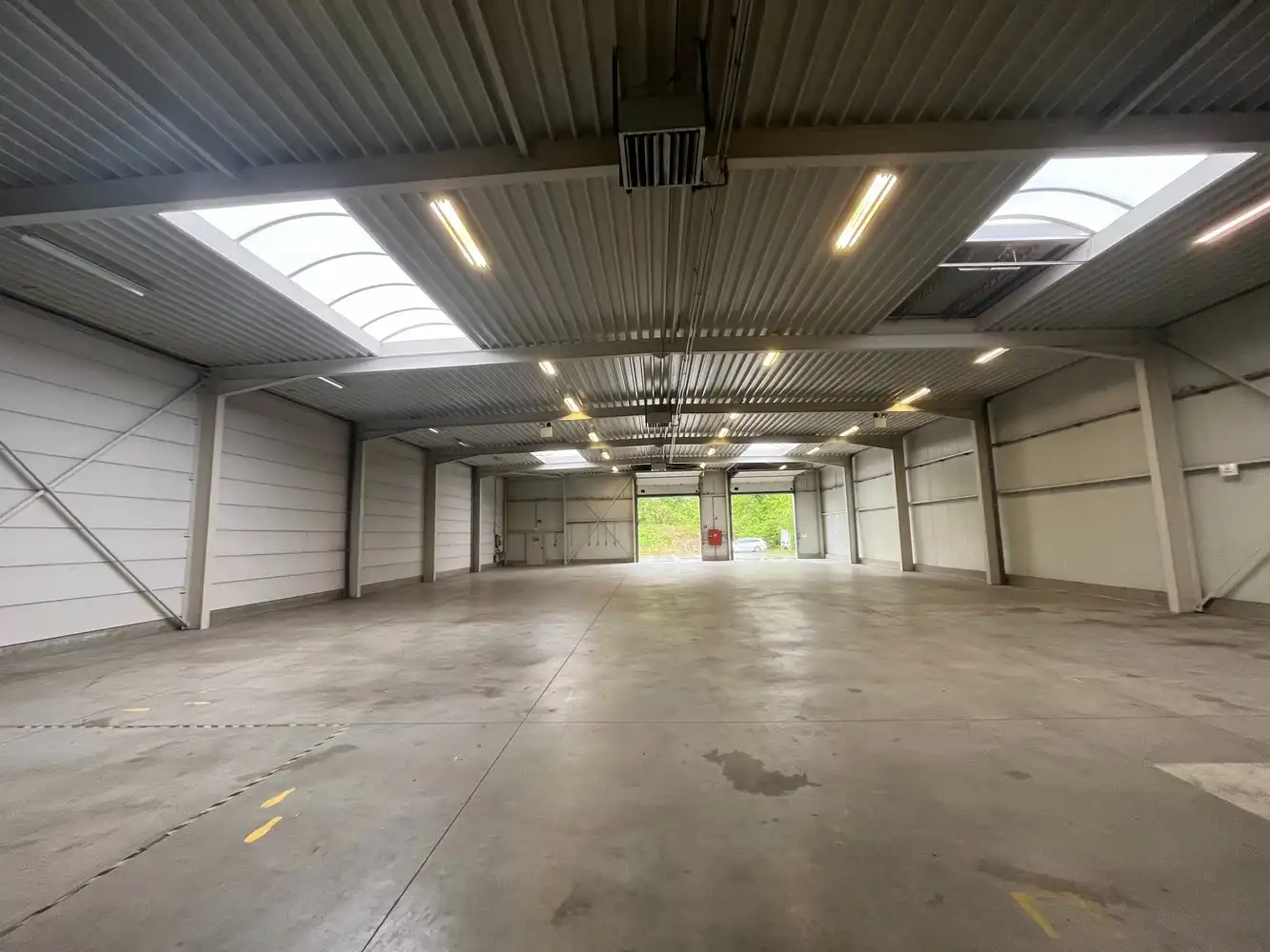 Bedrijfshal met terrein foto 4