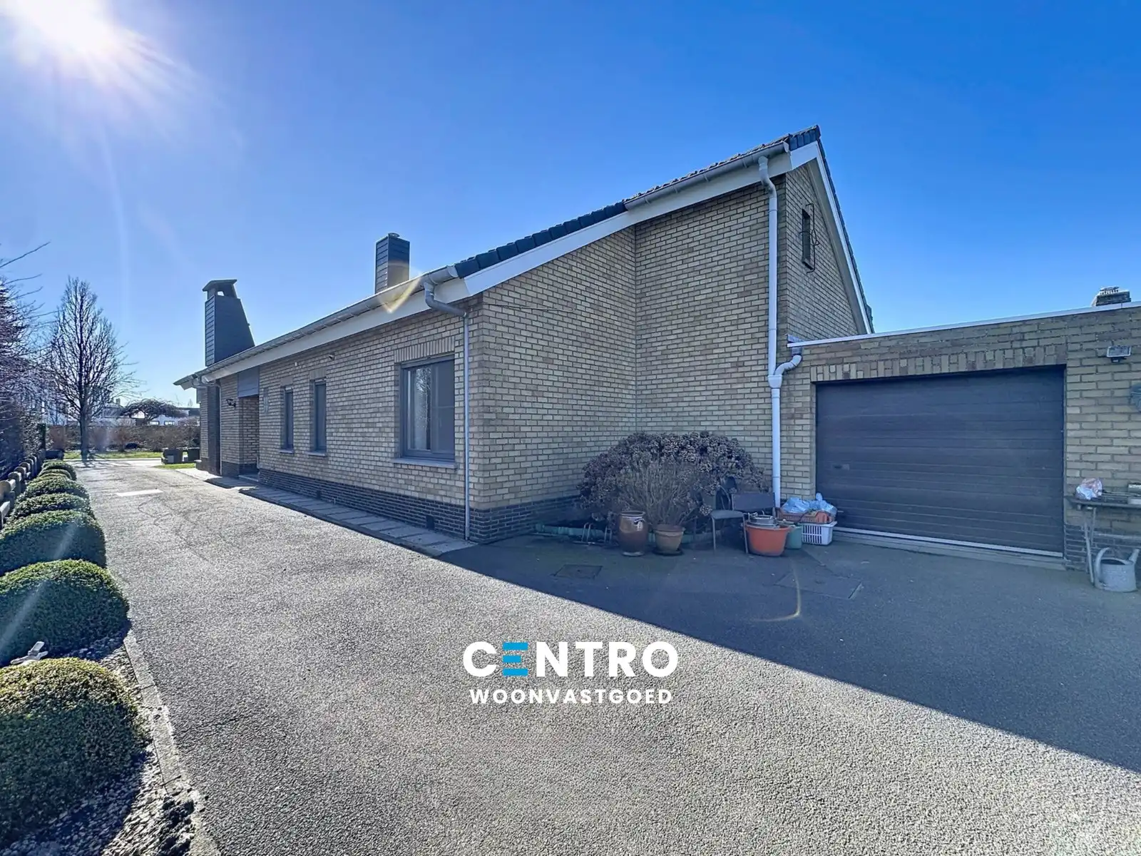 Hoofdfoto van de publicatie: Interessant gelegen villa te Uitkerke met 3 slpks én 2 garages!