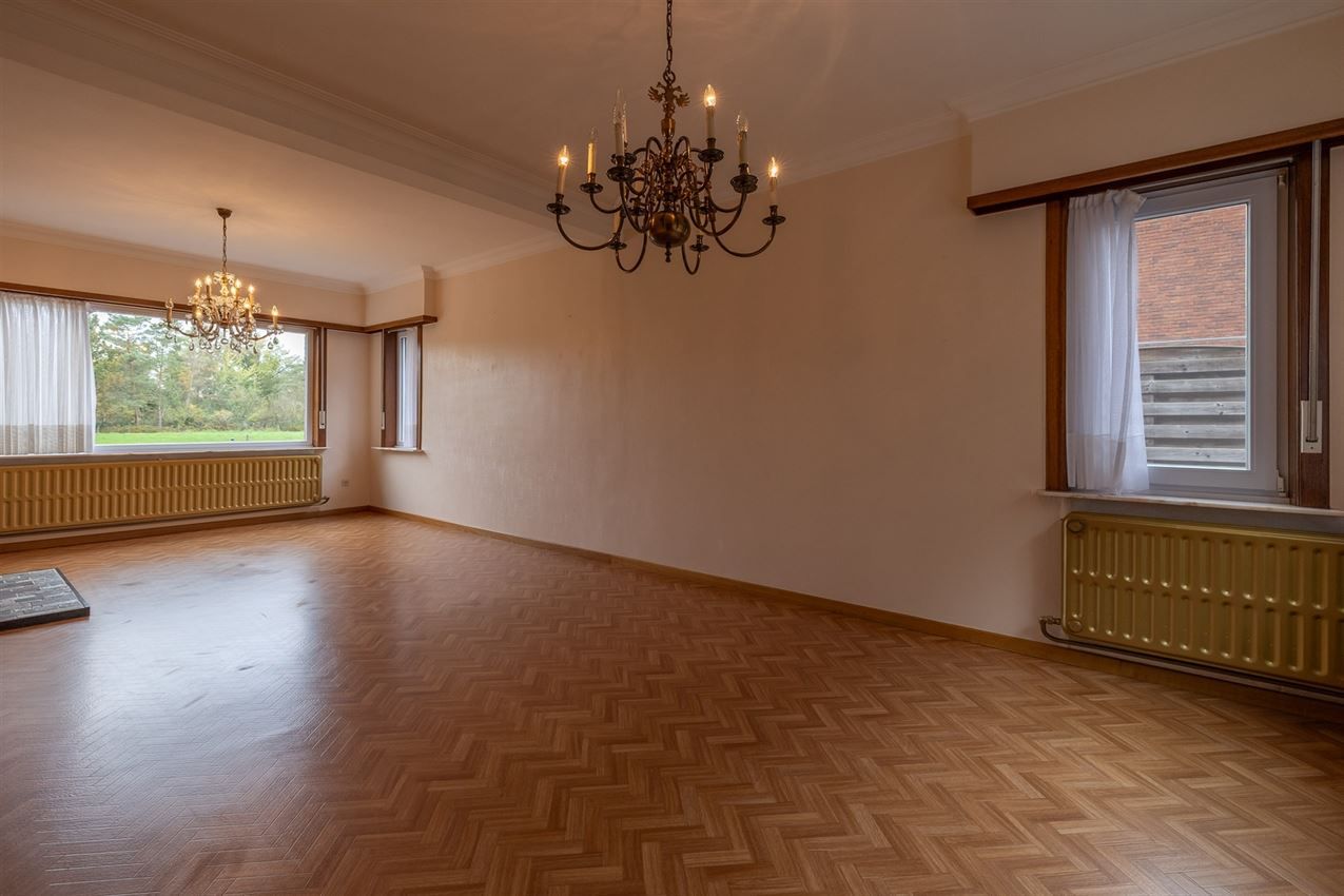 Temidden van agrarisch gebied, grenzend aan bos foto 41