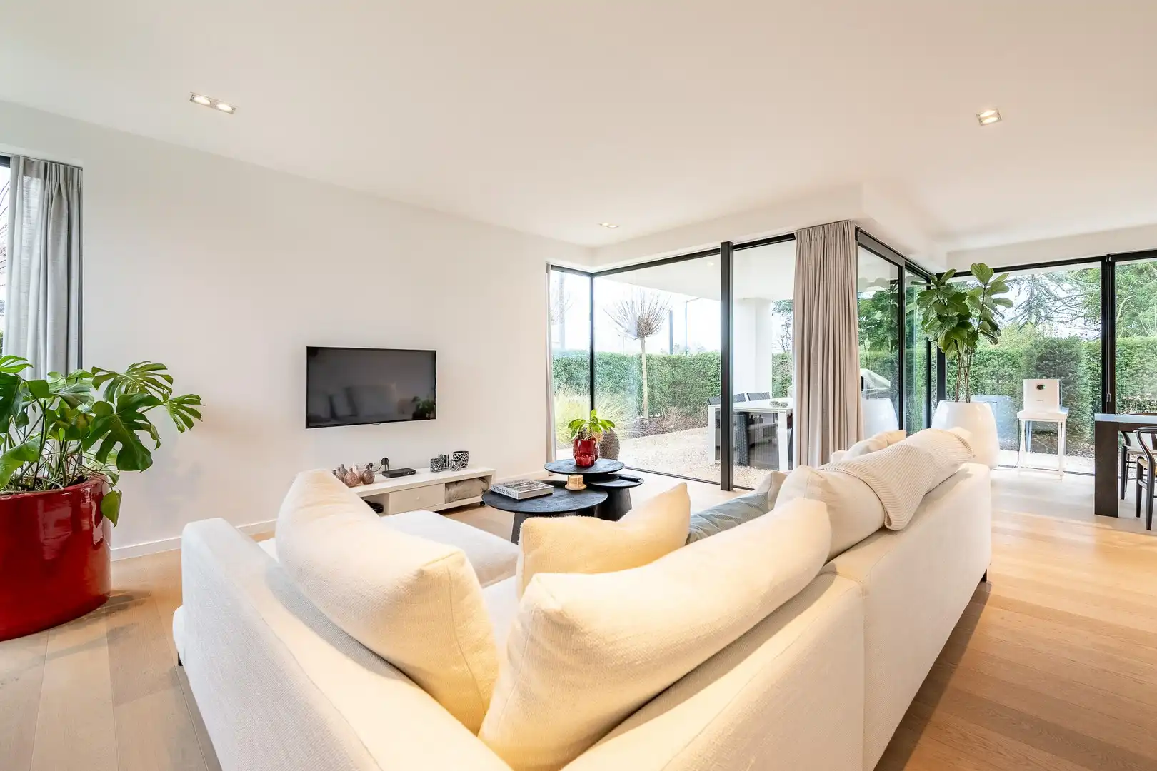 Prachtige hedendaagse villa met zonnige tuin en terrassen op fietsafstand van de zee. foto 2