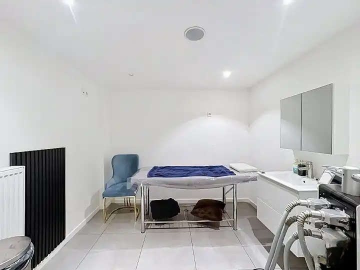 Ruim handelspand met wellness, tuin en tal van mogelijkheden op 1.360 m² grond foto 9