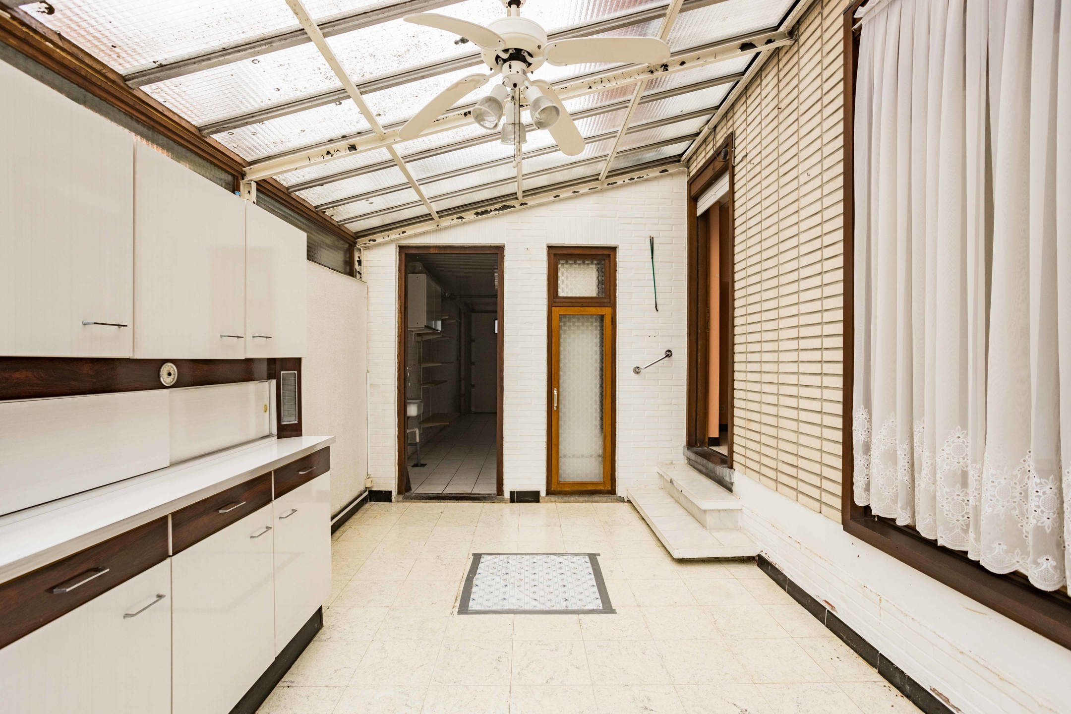 Te renoveren bungalow met prachtige tuin. foto 16
