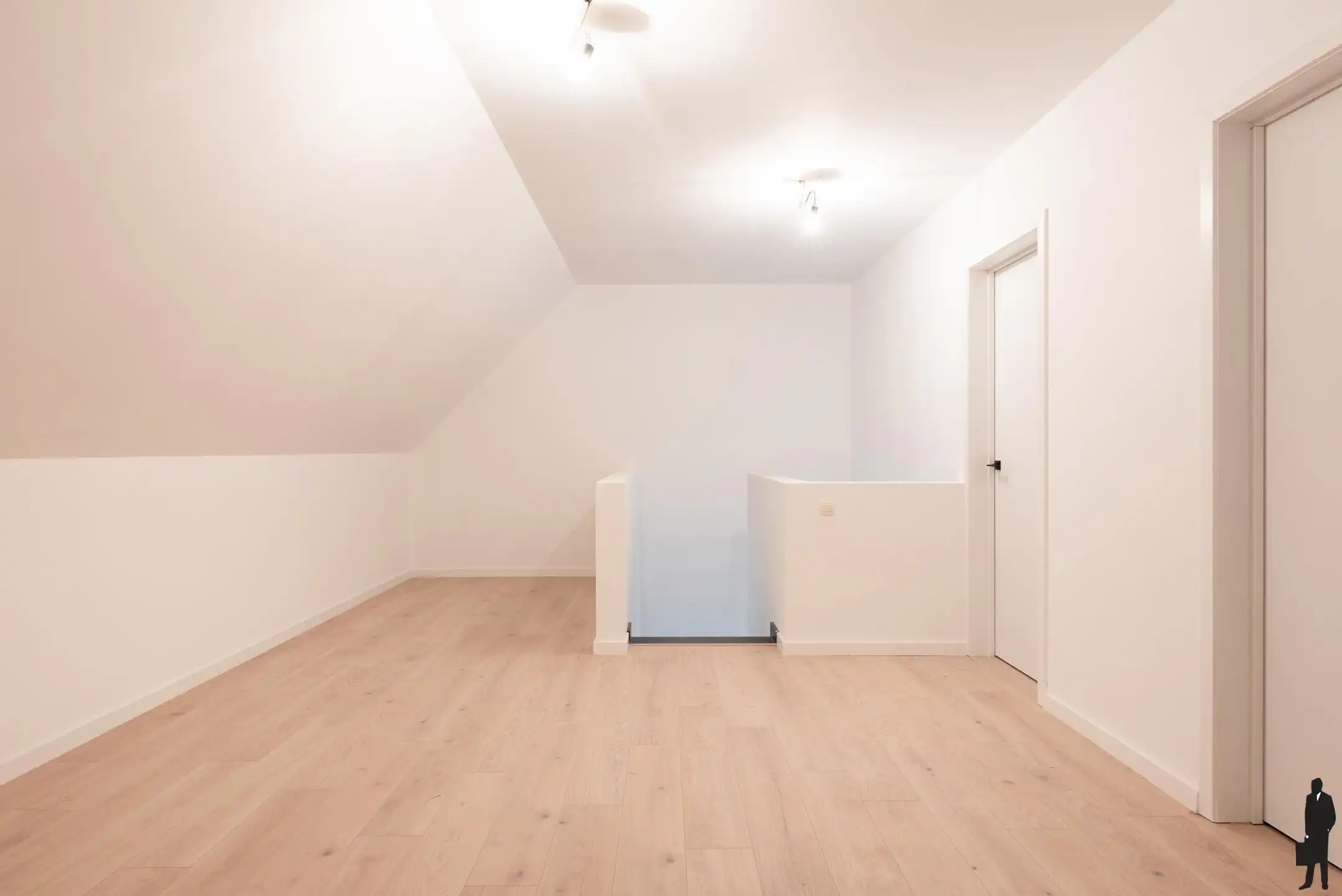 Instapklare nieuwbouw halfopen bebouwing met tuin en garage foto 16