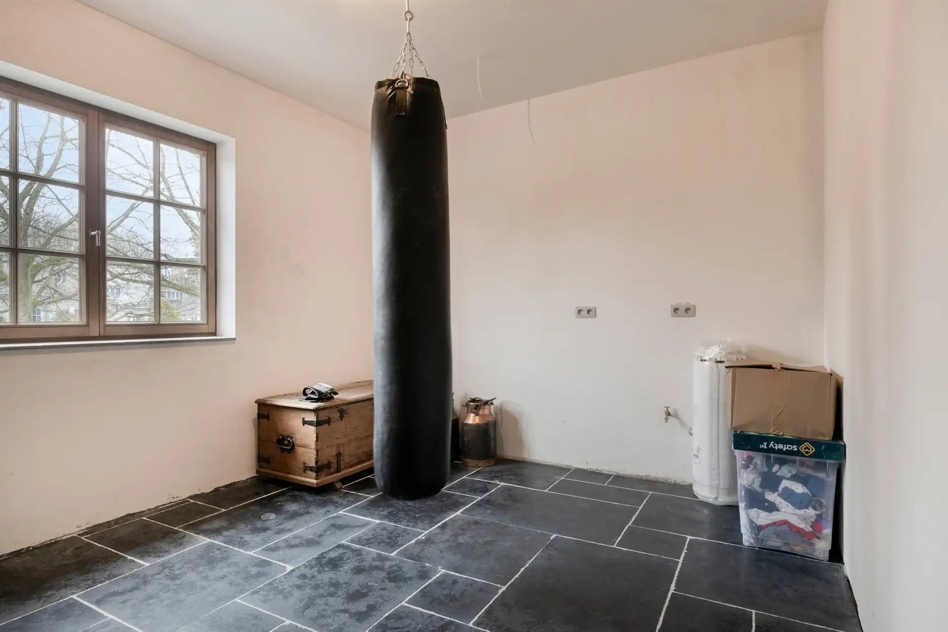 Volledige gerenoveerde woning met loods foto 28