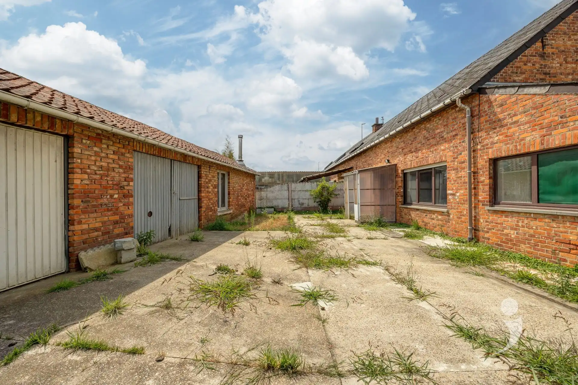 Te renoveren woning met veel potentiëel foto 25