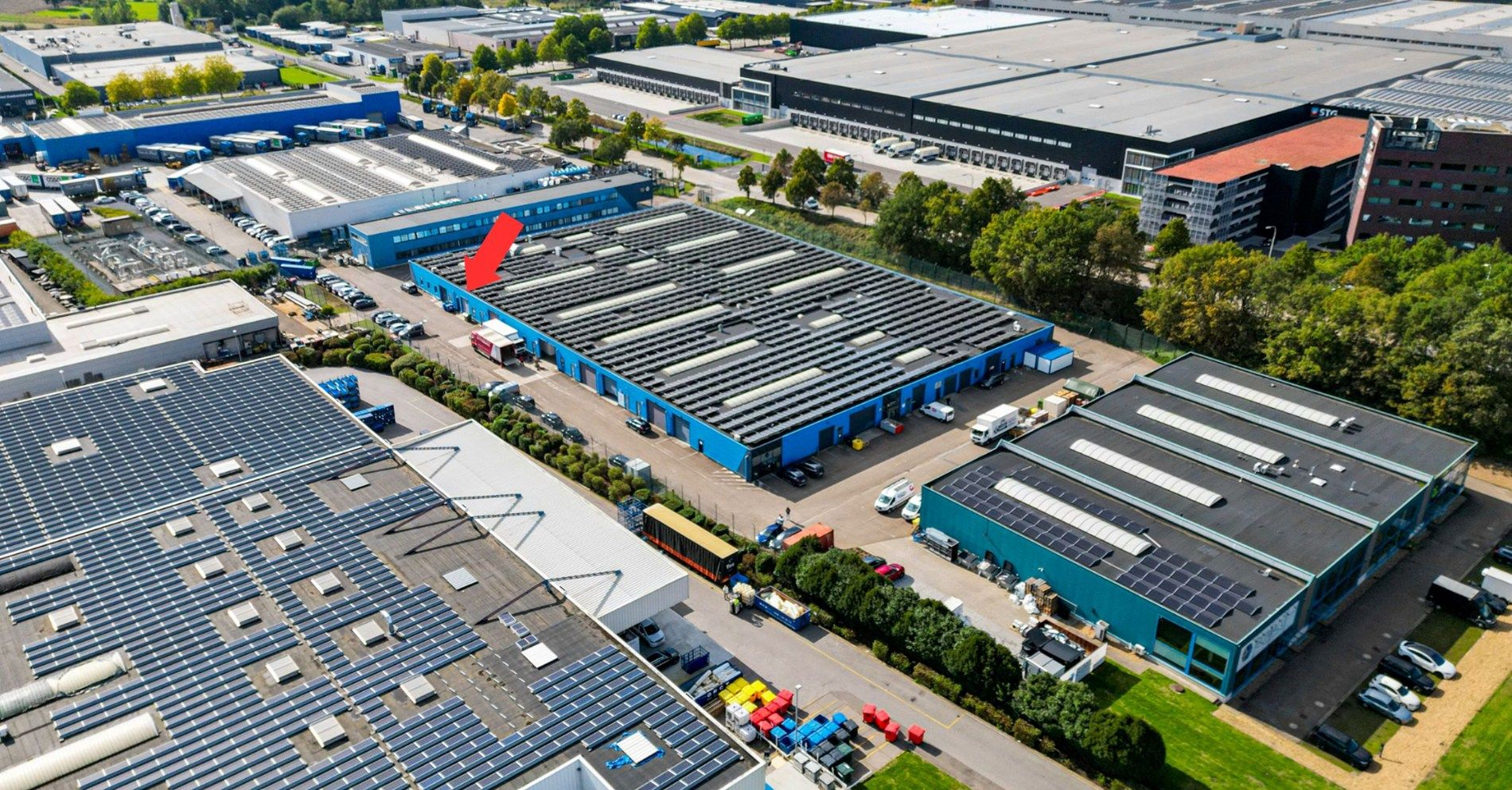 Magazijn, 240m², op industrieterrein, vlakbij E-313 foto {{pictureIndex}}