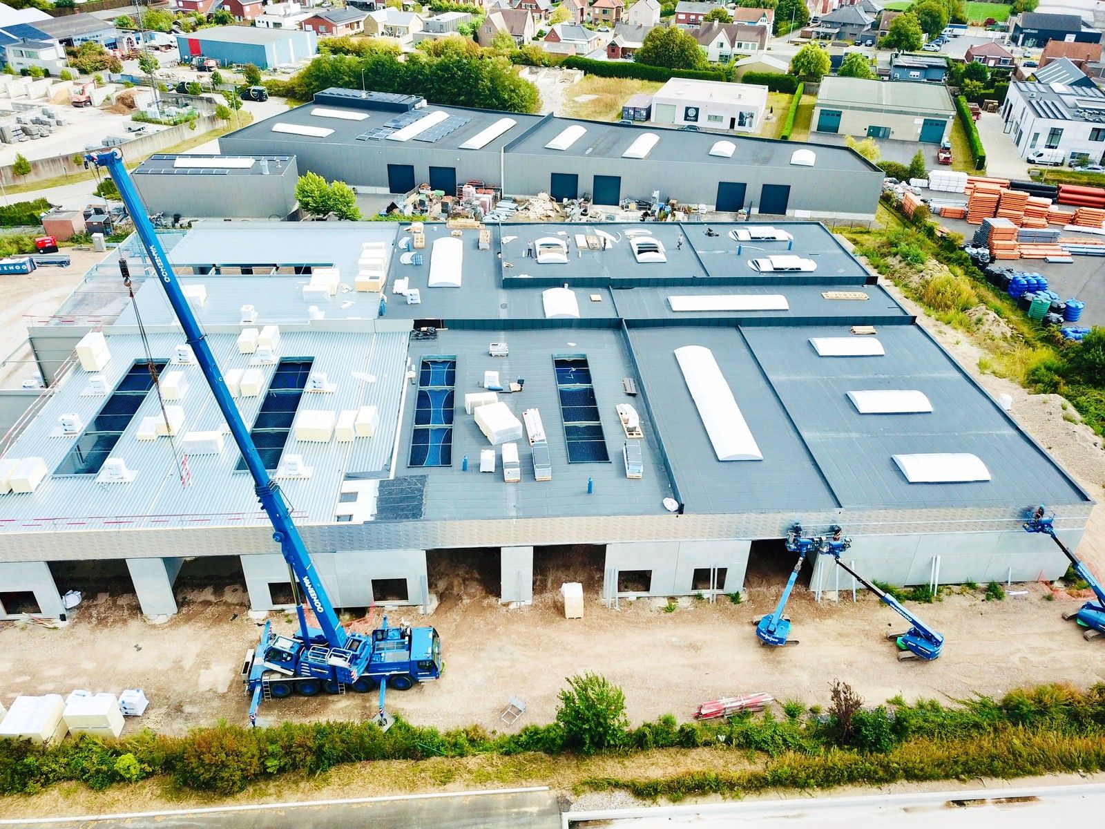 NB MAGAZIJN (307 m²) inclusief 2 private PARKEERPLAATSEN op industriezone te Zedelgem foto {{pictureIndex}}