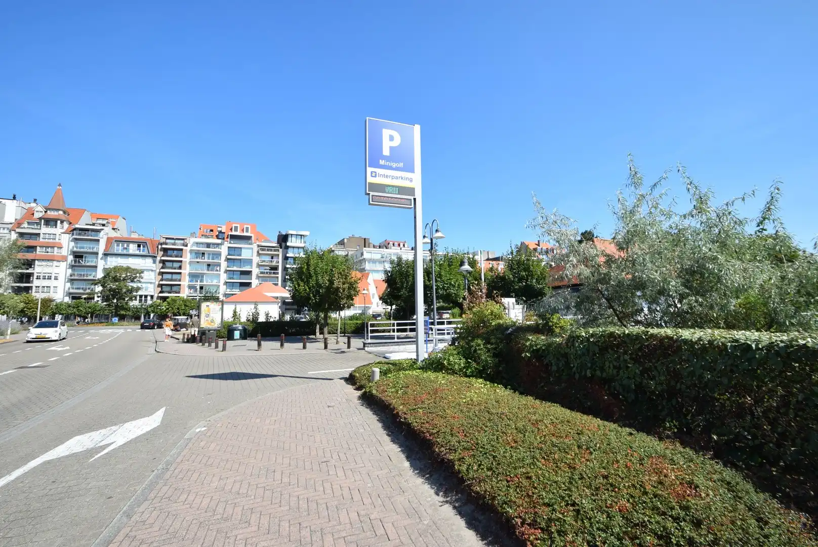 Gesloten garagebox te koop gelegen vlakbij de Minigolf in het Zoute. foto 3