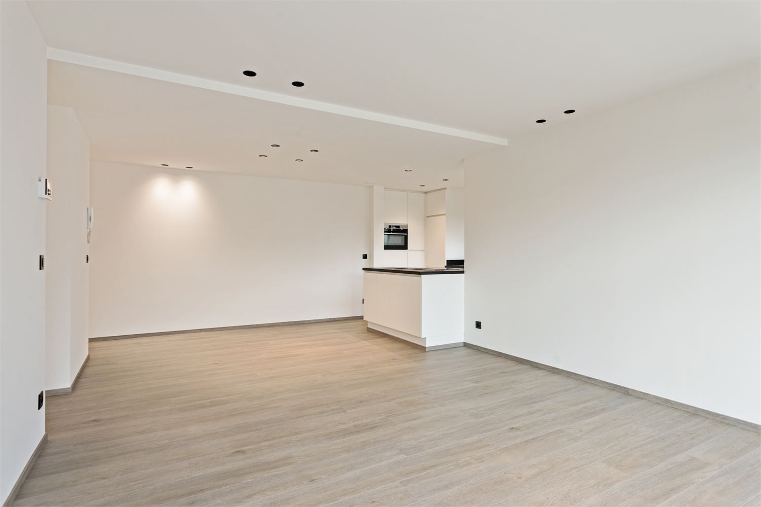 LUXUEUS APPARTEMENT MET 2 SLPKS TE DIEST! foto 11