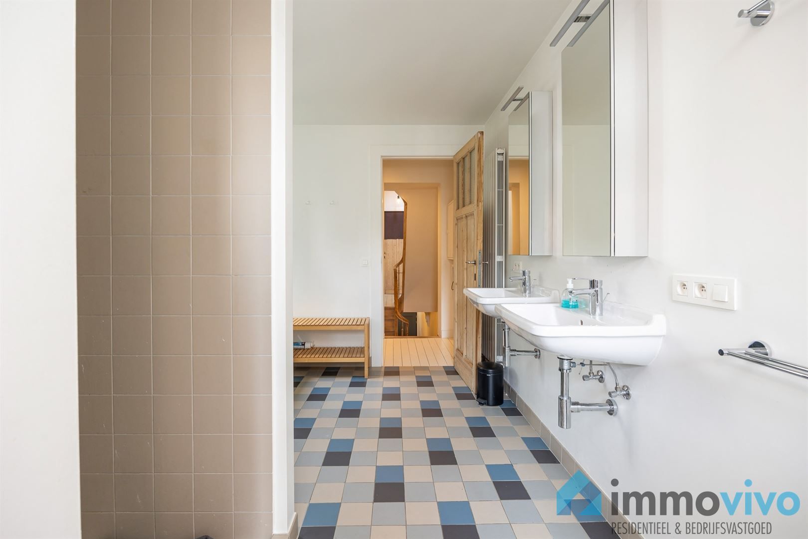 Ruime gerenoveerde woning met 4 slaapkamers op 615 m² foto 18