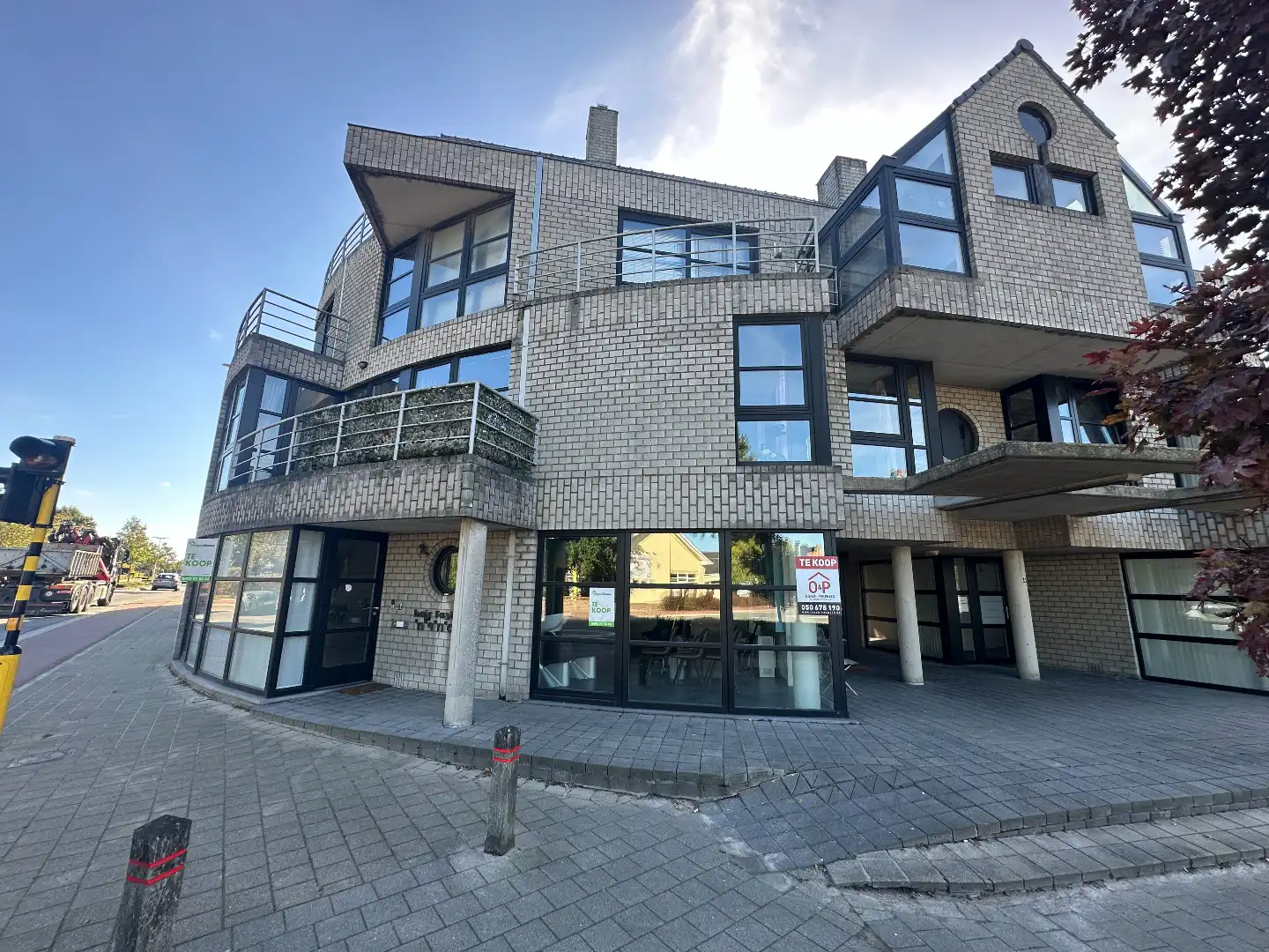 Instapklare handelsruimte met 2-slaapkamer appartement en garage, centrum Koekelare foto {{pictureIndex}}