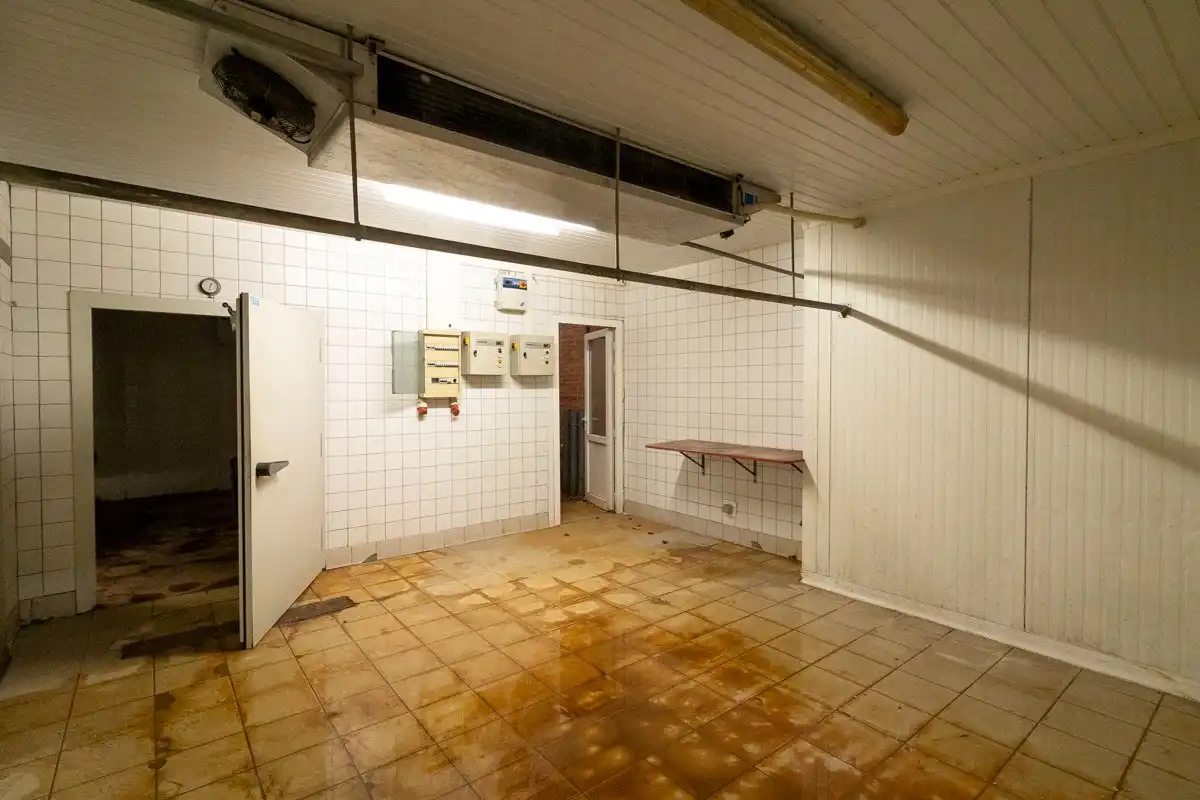 Ruime handelspand van 209m² met garage in hartje van Paal  foto 13