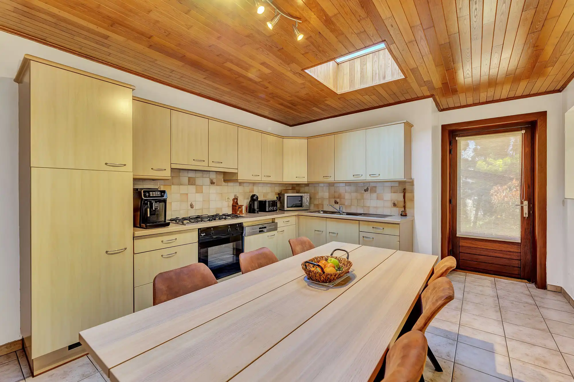 Goed onderhouden woning met garage foto 10