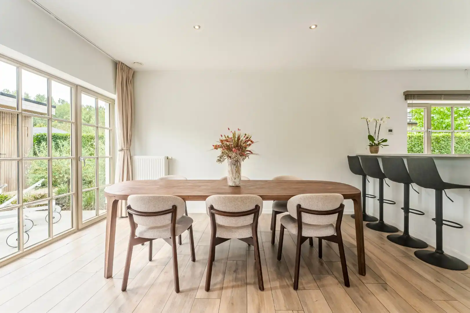 Exclusief gerenoveerde vrijstaande villa in rustige en residentiële omgeving foto 7