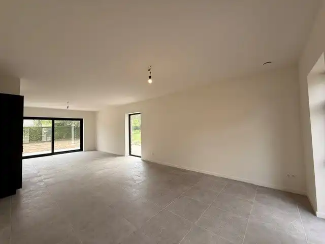 Halfopen nieuwbouwwoning met 4 slaapkamers gelegen te Opitter. foto 3