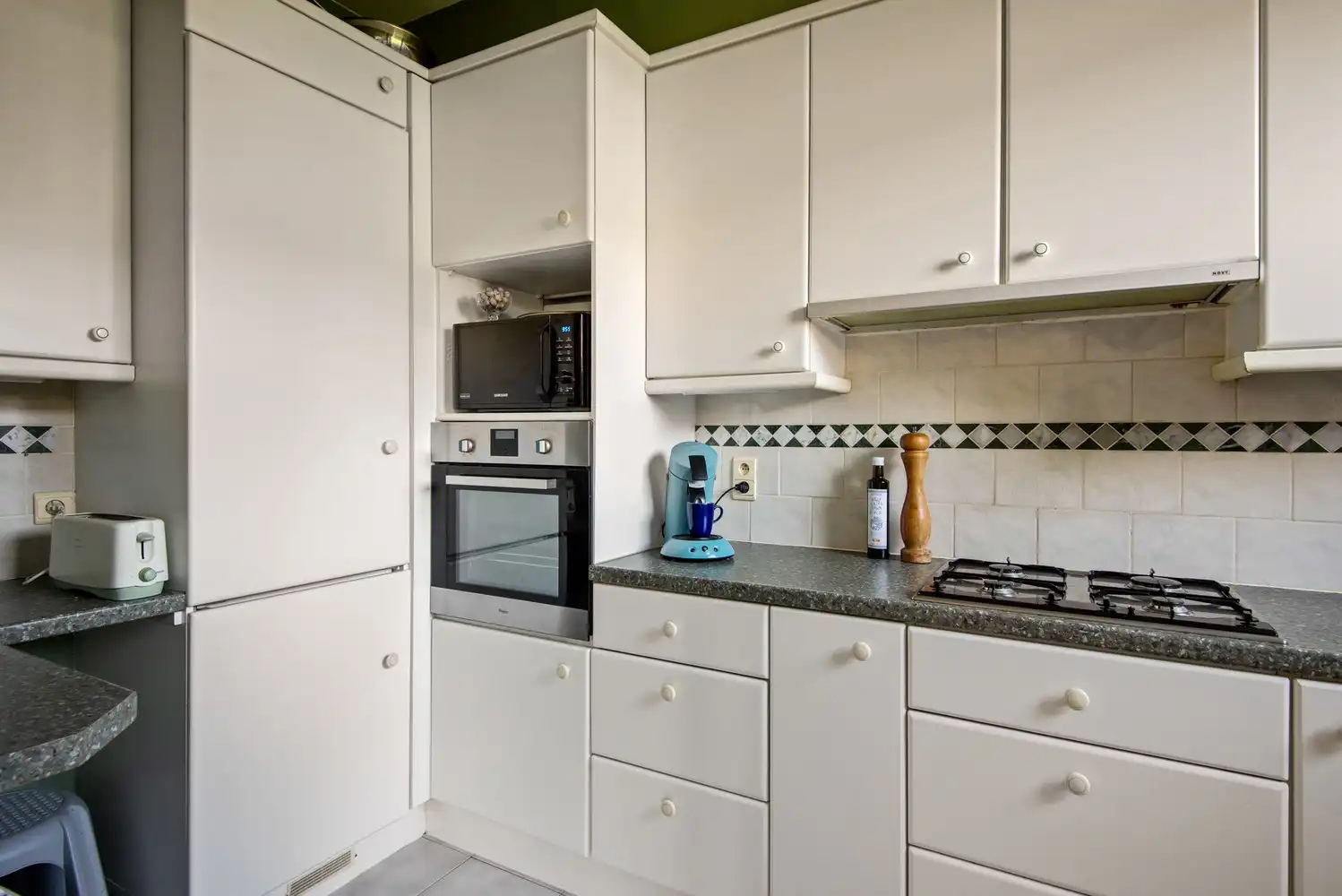 Ruime bel-etagewoning met vier slaapkamers op uitstekende locatie te Mortsel foto 16