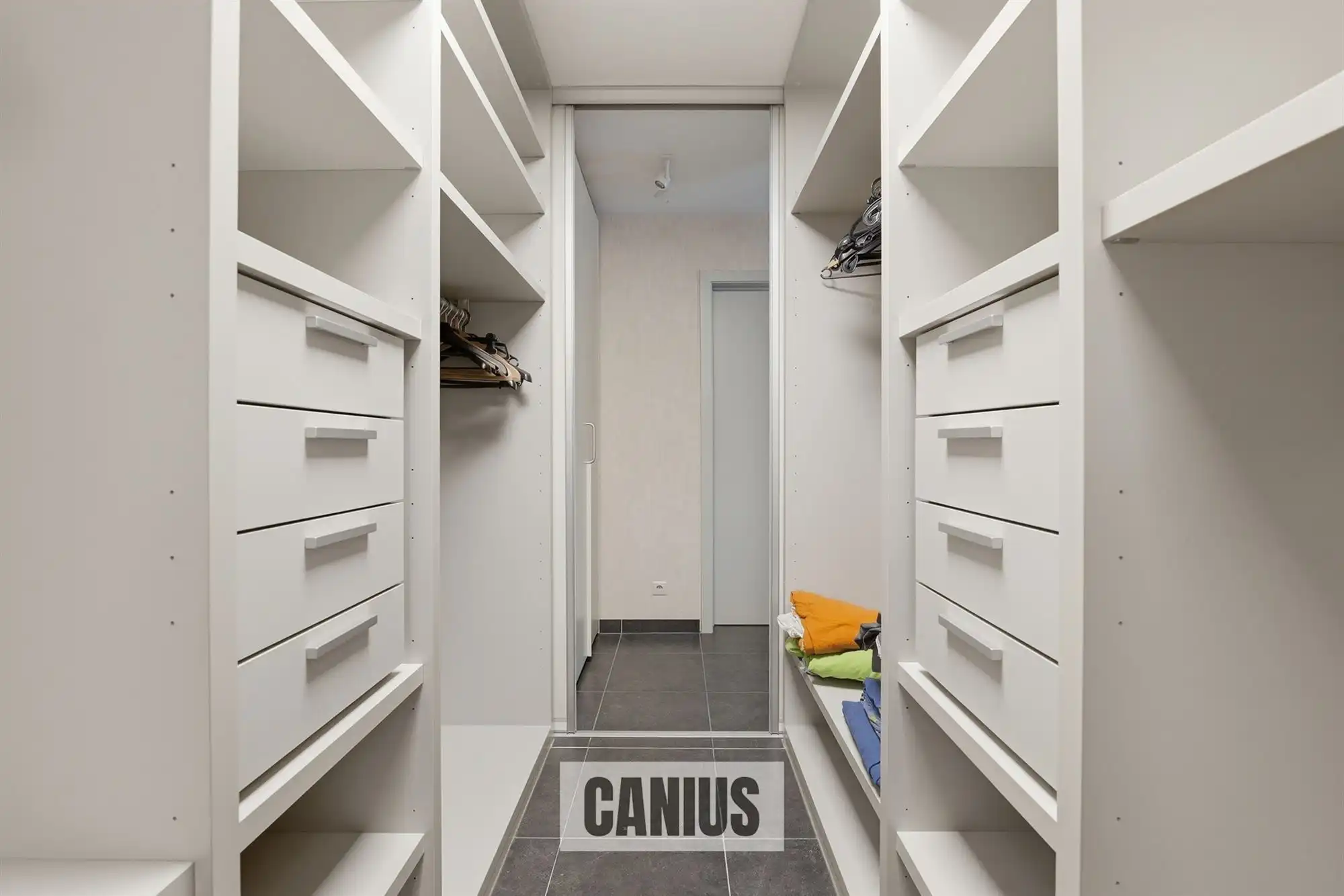 STIJLVOL GELIJKVLOERS APPARTEMENT MET DRIE SLAAPKAMERS foto 13