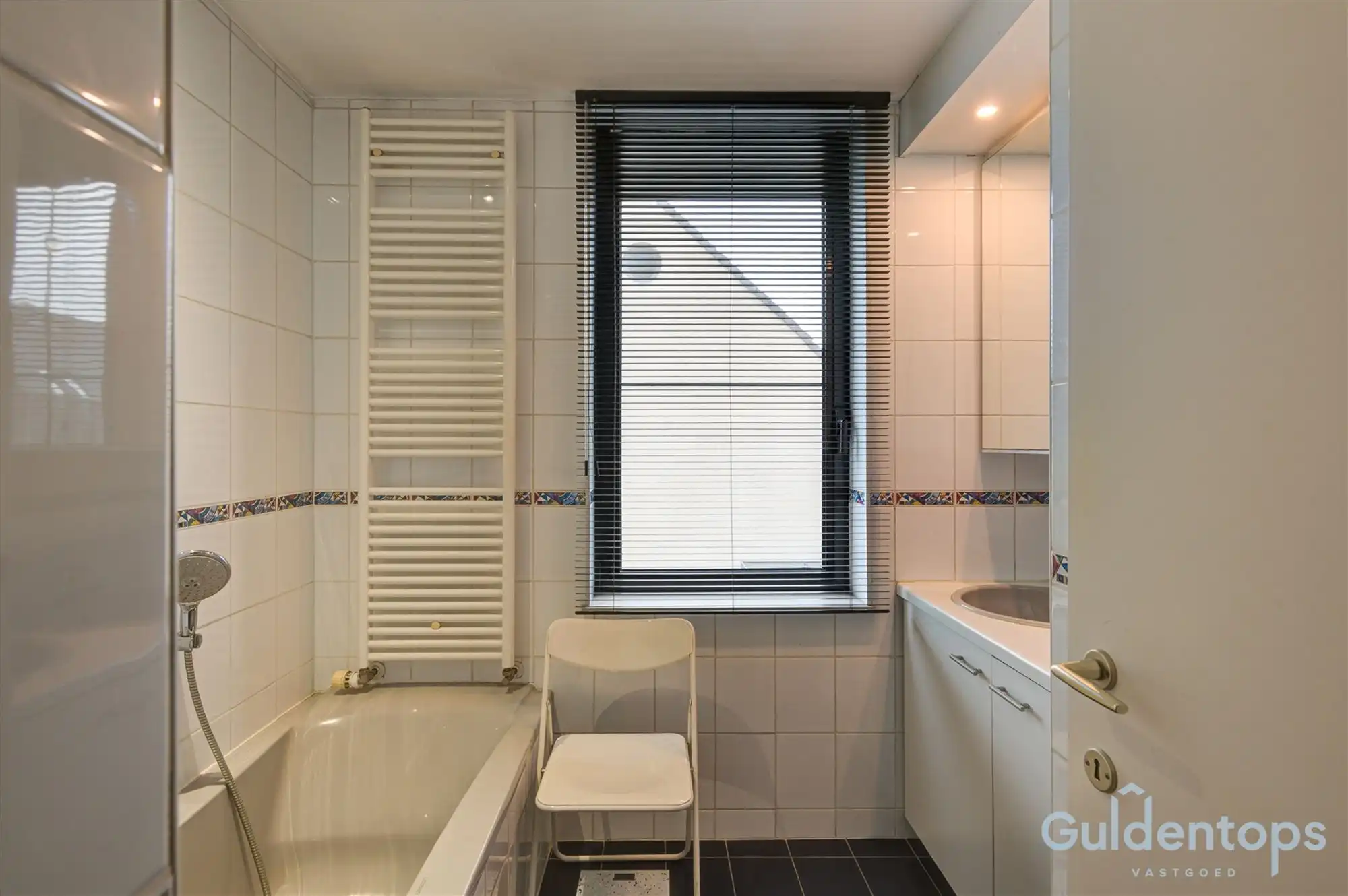 Zeer ruime instapklare half open woning met zwembad foto 18