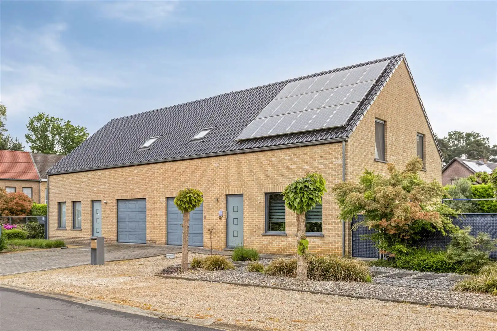 TE KOOP: Verzorgde halfopen bebouwing met 3 slaapkamers in Koersel! foto {{pictureIndex}}
