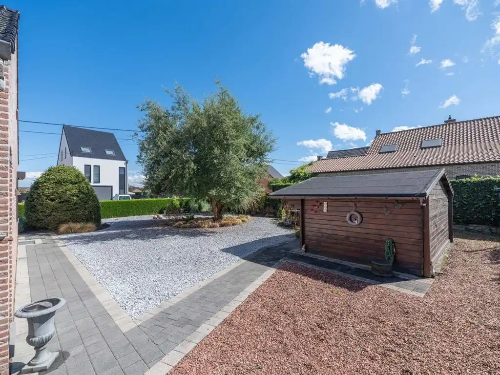 Zeer goed onderhouden vrijstaande woning met veranda en carport foto 7