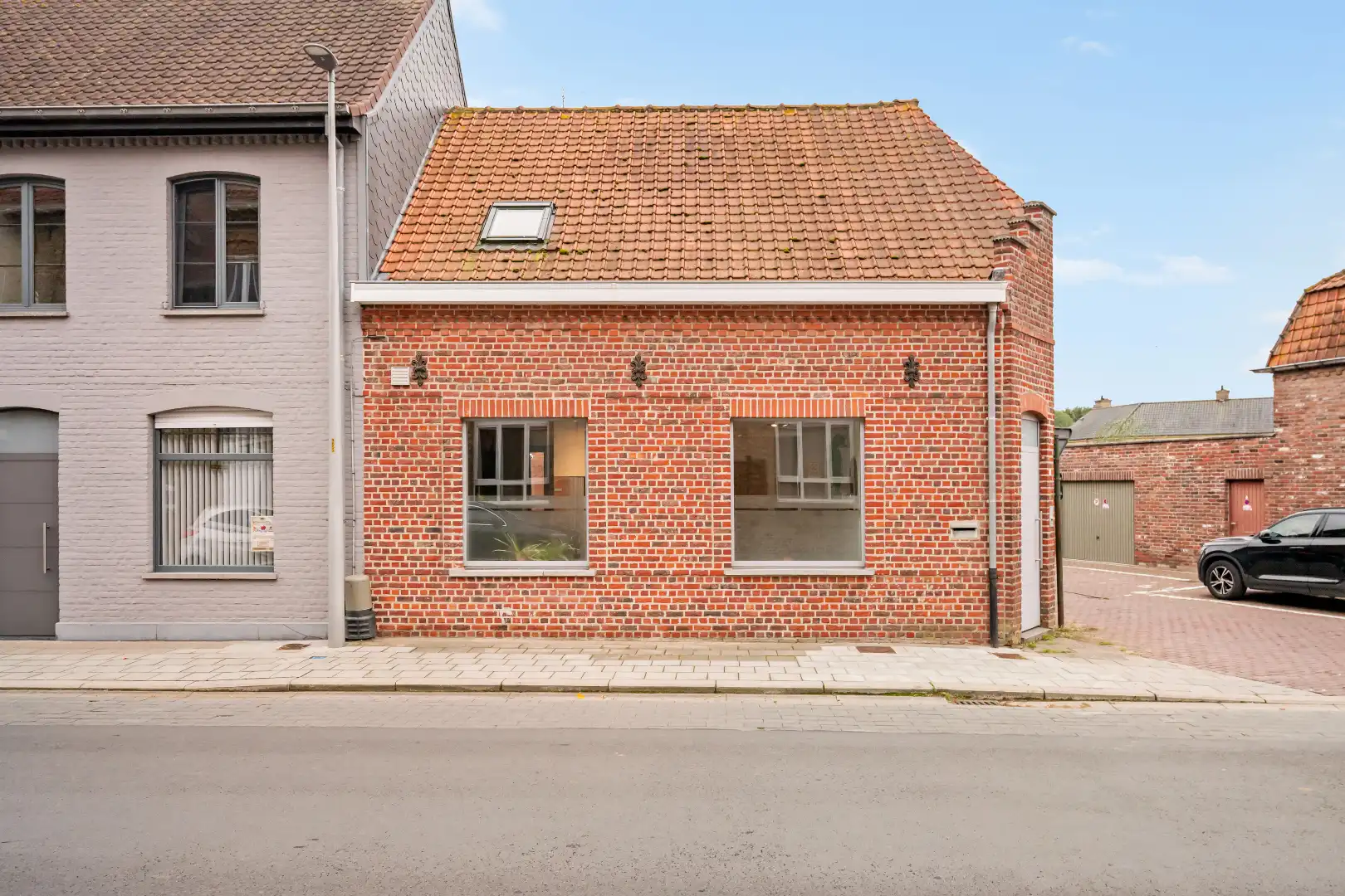 Verrassend ruime woning met grote garage en polyvalente ruimte in de dorpskern van Boezinge! foto 2