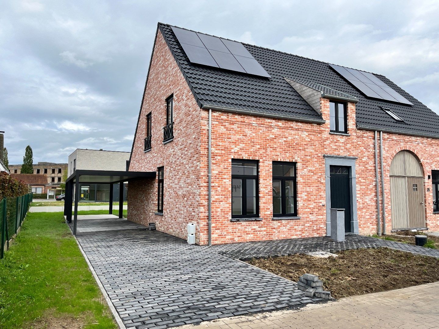 Instapklare nieuwbouwwoning met carport te Langemark foto 1