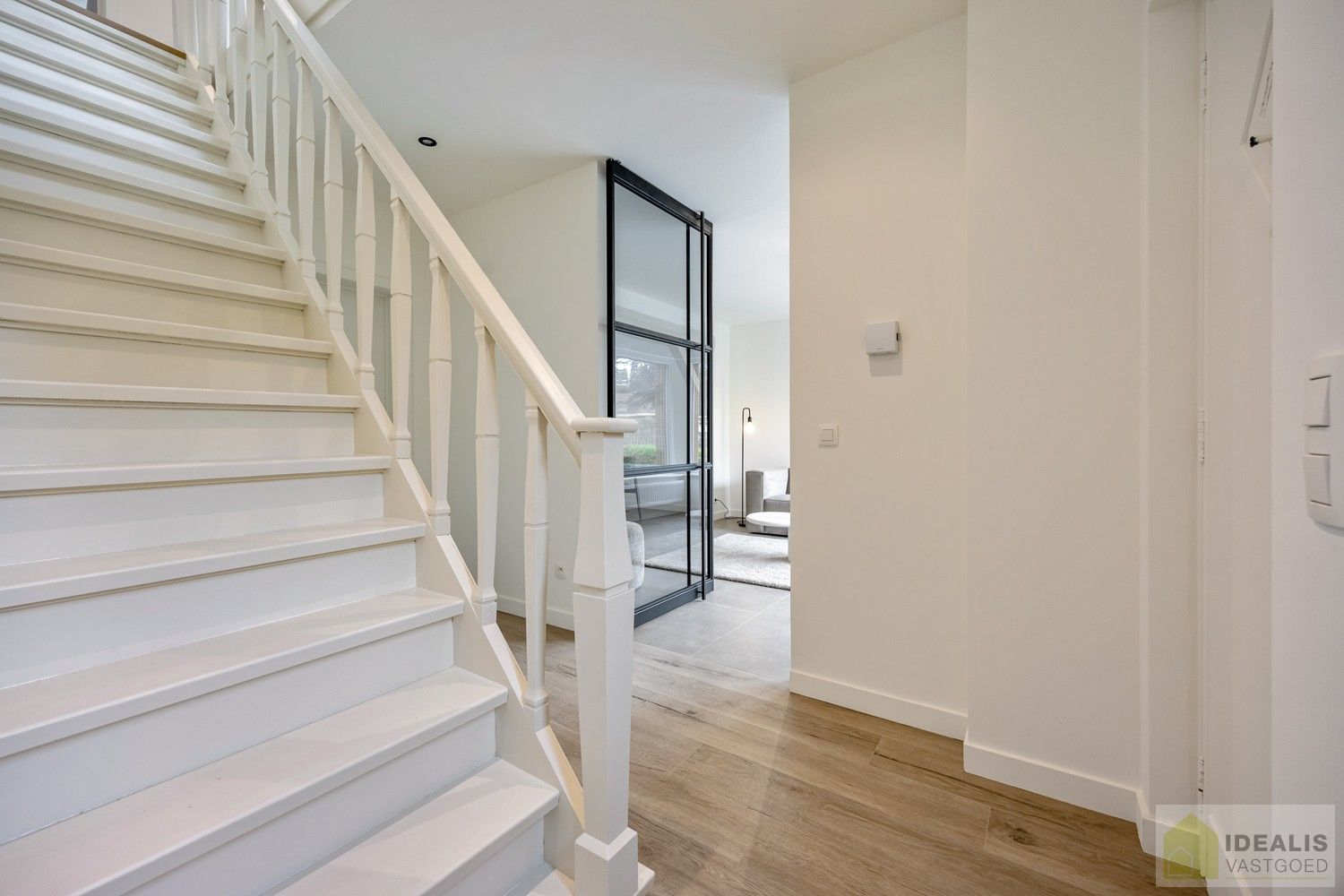 PRACHTIG GELEGEN EN INSTAPKLARE VILLA IN NIEUWBOUWSTAAT! foto 6