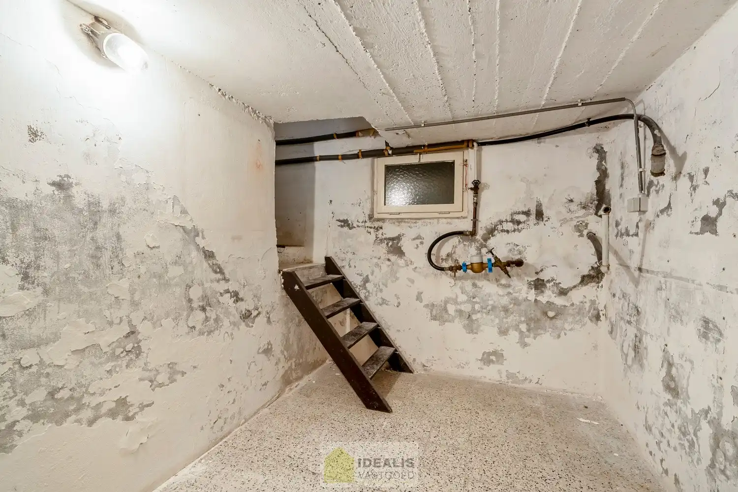 IDEALIS VASTGOED - Aangename vrijstaande woning op toplocatie te Boseind, Pelt. Deze woning omvat maar liefst +-149m² netto bewoonbare oppervlakte op een perceel van 6a 35ca met een ruime woonkamer met aansluitend uitgeruste keuken, maar liefst 3 slaapkamers of 2 slaapkamers met ruime dressing, badkamer, wasplaats, veranda en zeer ruime garage vlakbij de dorpskern van Boseind, Pelt! Uiterst geschikt voor kandidaten op zoek naar een naar eigen wens te renoveren betaalbare woning. foto 25