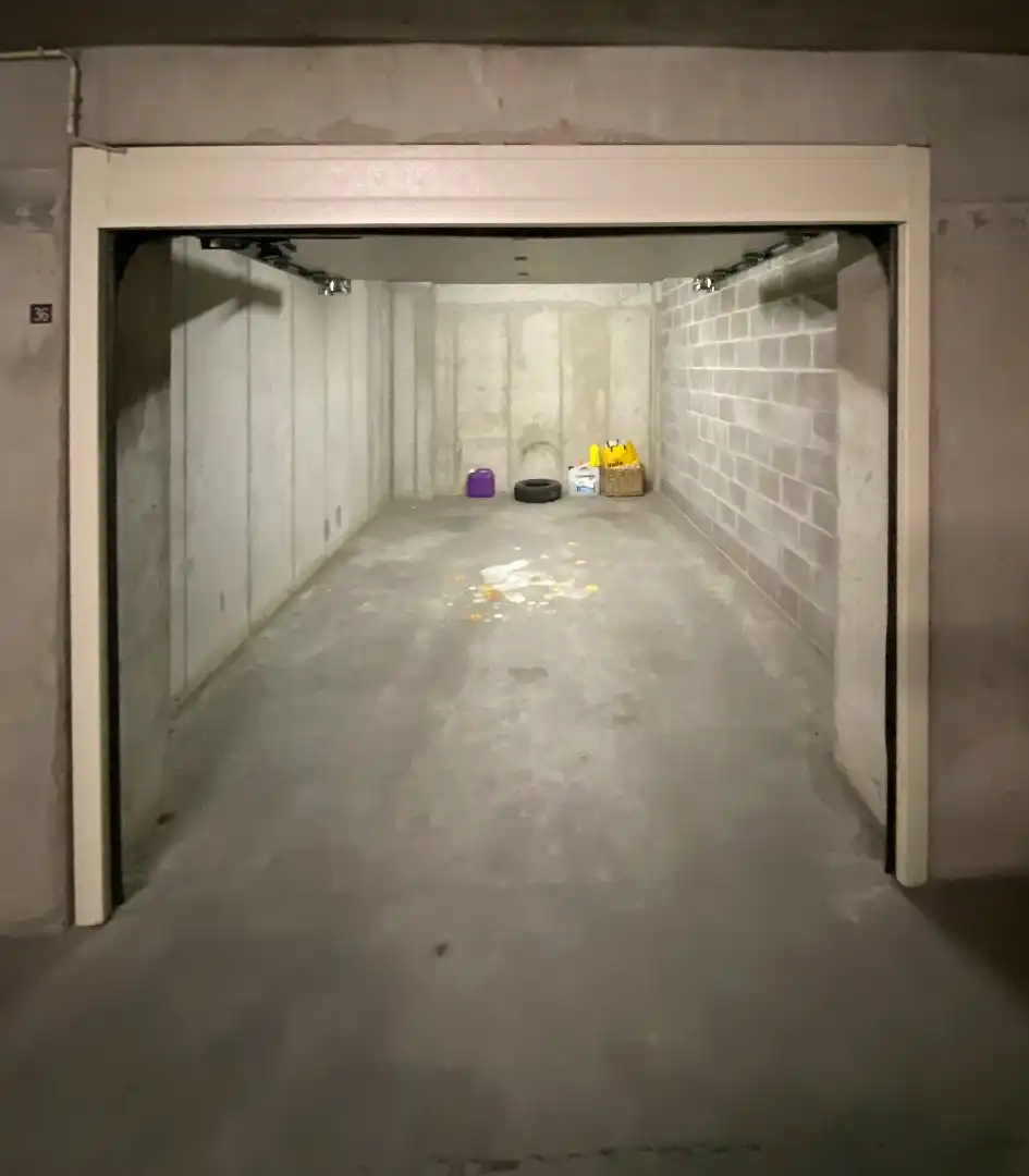 Garagebox  gelegen vlakbij de Zeedijk ter hoogte van het Driehoeksplein. foto 5