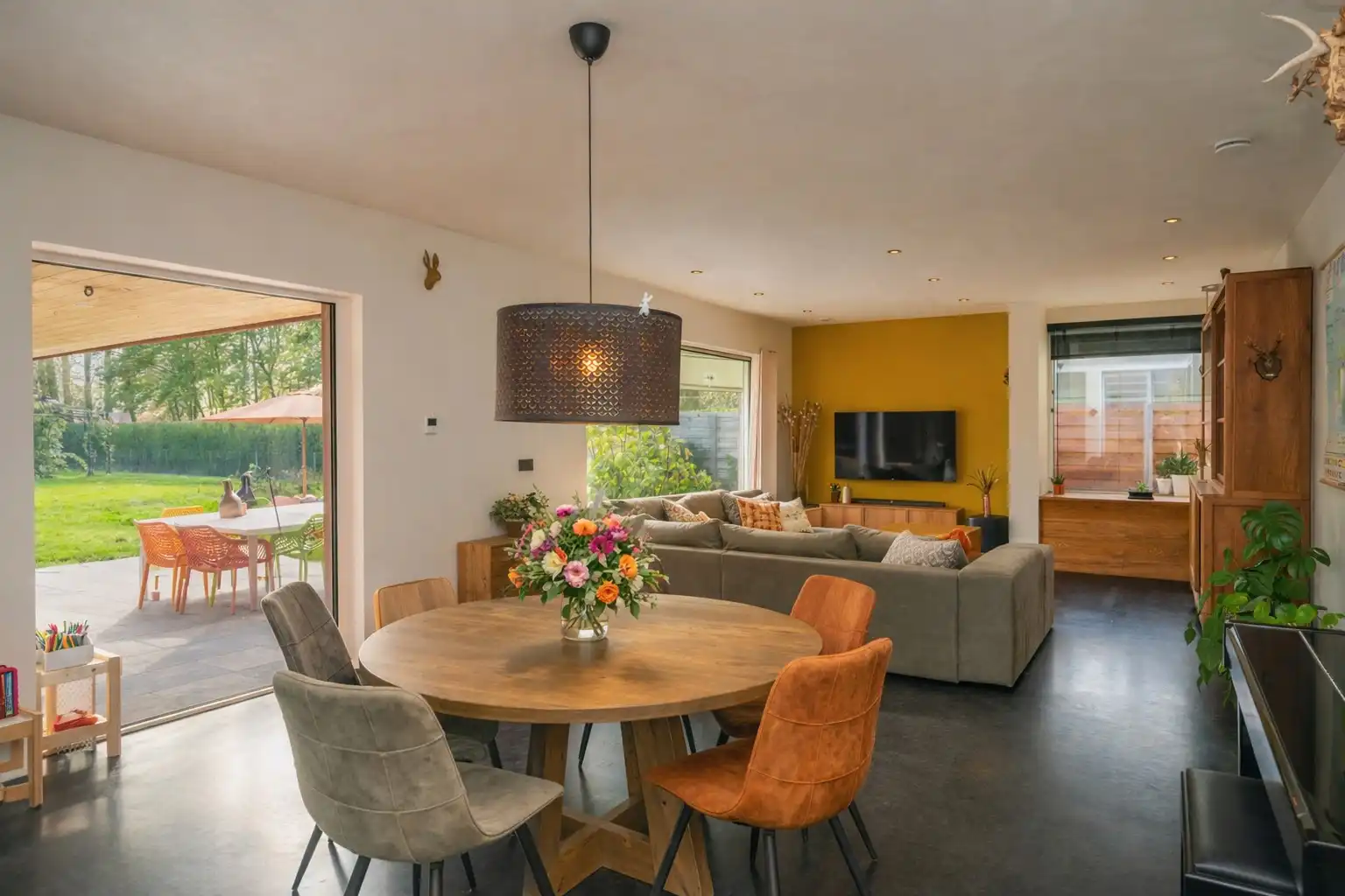 Unieke passiefbouw villa met prachtige tuin en heerlijk zwembad foto 8