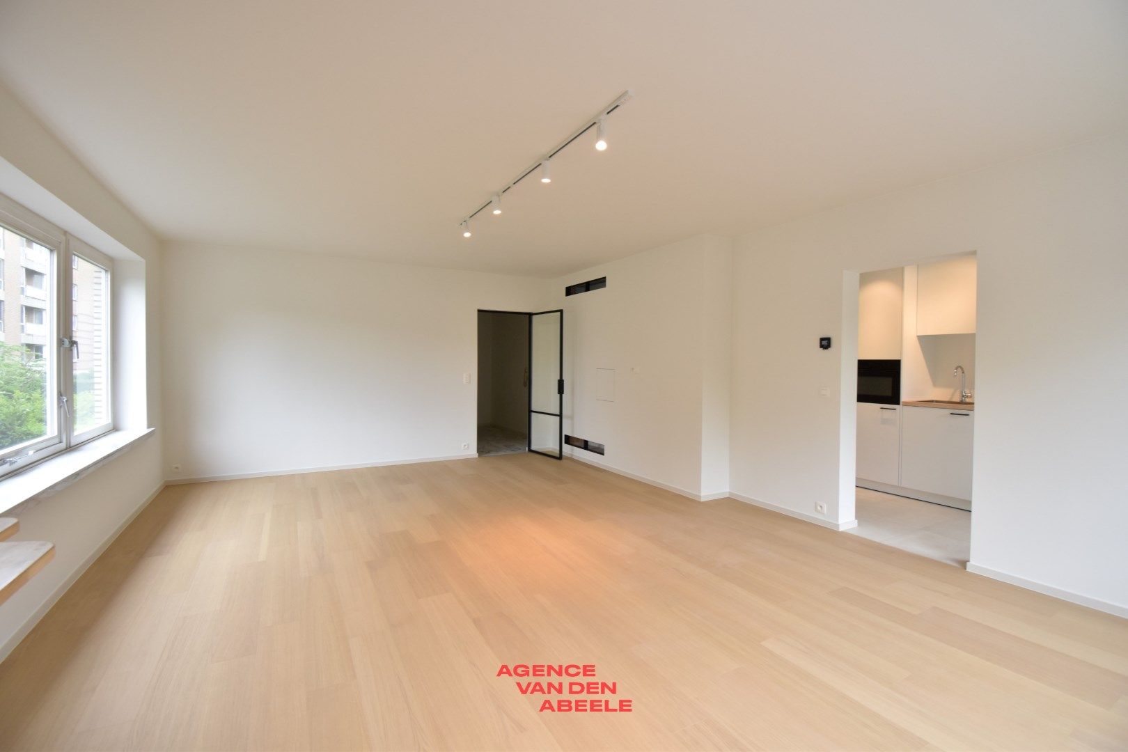 Fantastisch gerenoveerd appartement met 3 slaapkamers  foto {{pictureIndex}}