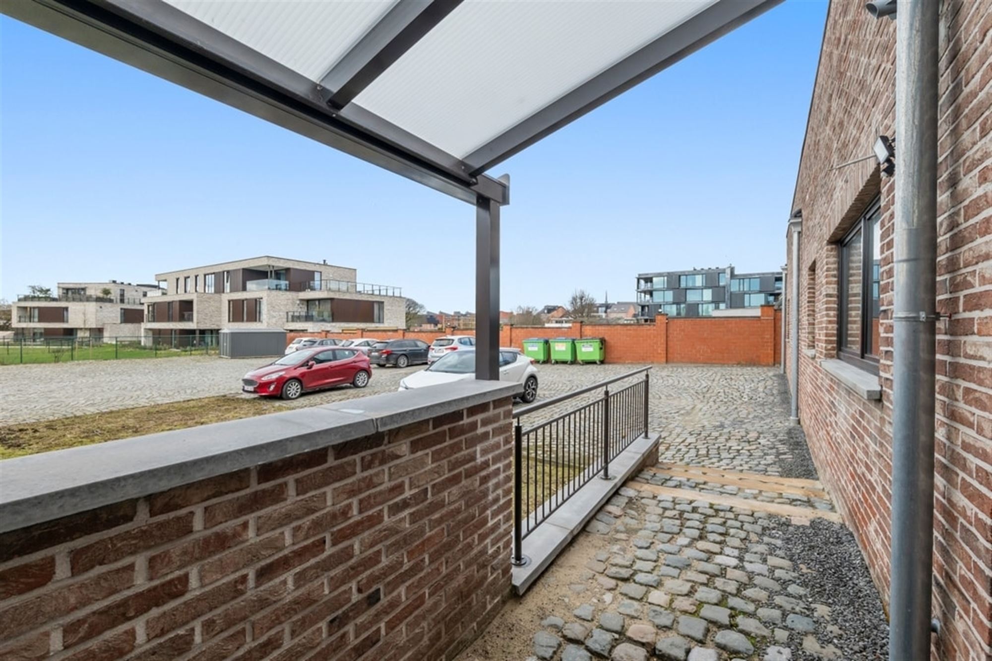 RUIM GELIJKVLOERS APPARTEMENT MET 3 SLKS EN EEN STAANPLAATS OP WANDELAFSTAND VAN HET CENTRUM VAN SINT-TRUIDEN  foto 28